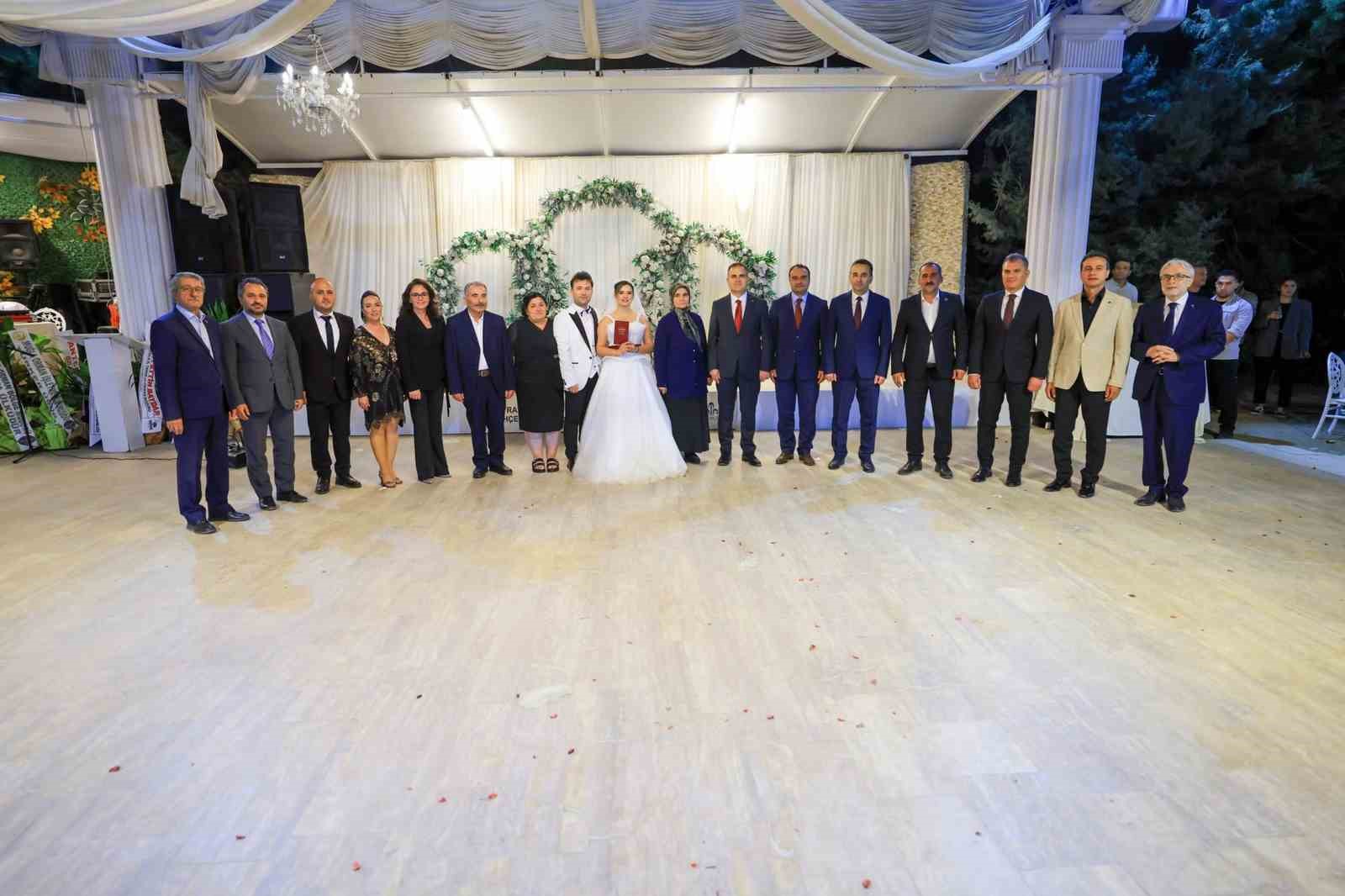 MUĞLA VALİSİ DR. İDRİS AKBIYIK, ŞEHİT JANDARMA TEĞMEN ALTUĞ PEK’İN KARDEŞİ ALİYE PEK İLE TAYFUN ÖZTÜRK’ÜN NİKÂH TÖRENİNE KATILARAK NİKÂH ŞAHİDİ OLDU.