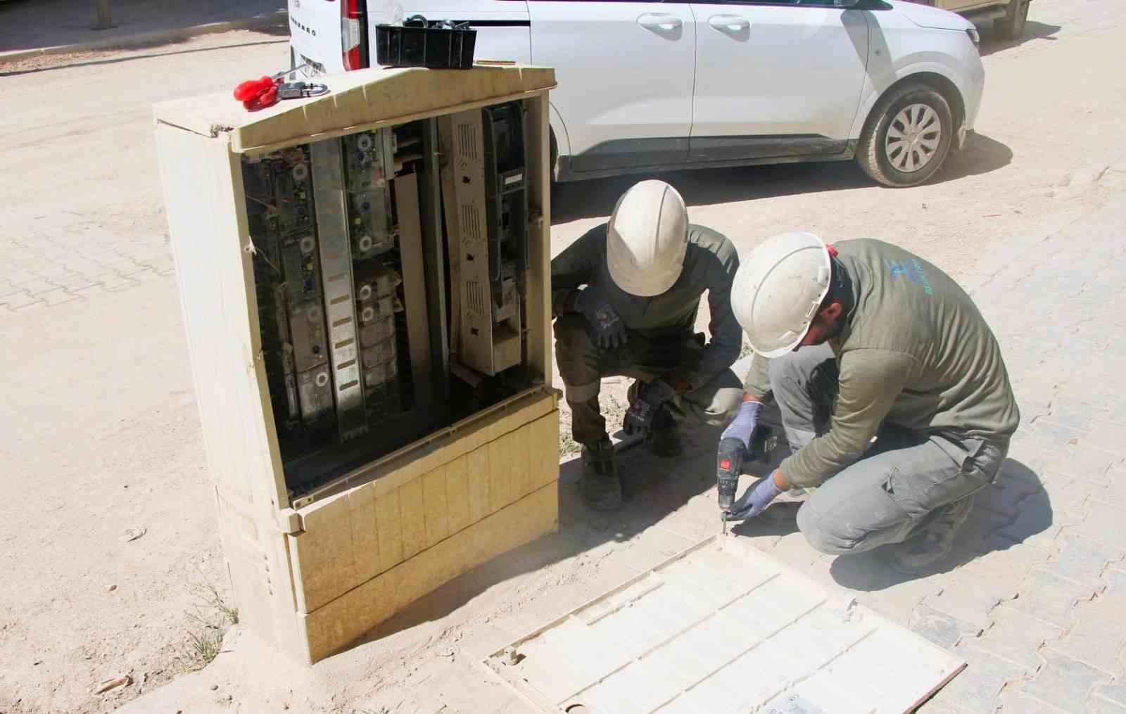 DİCLE ELEKTRİK, ŞANLIURFA GENELİNDE KONTROL ETTİĞİ 14 BİNE YAKIN ELEKTRİK PANOSUNUN YAKLAŞIK 4 BİNİNE YETKİSİZ KİŞİLER TARAFINDAN KAÇAK ELEKTRİK KULLANIMI VE FARKLI NEDENLERLE MÜDAHALE EDİLDİĞİNİ TESPİT ETTİ.