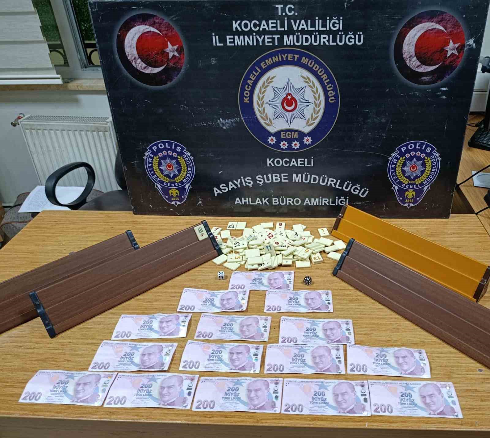 KOCAELİ'DE BİR KAHVEHANEYE YAPILAN DENETİMDE KUMAR OYNATILDIĞI TESPİT EDİLDİ. ELE GEÇİRİLENLER.
