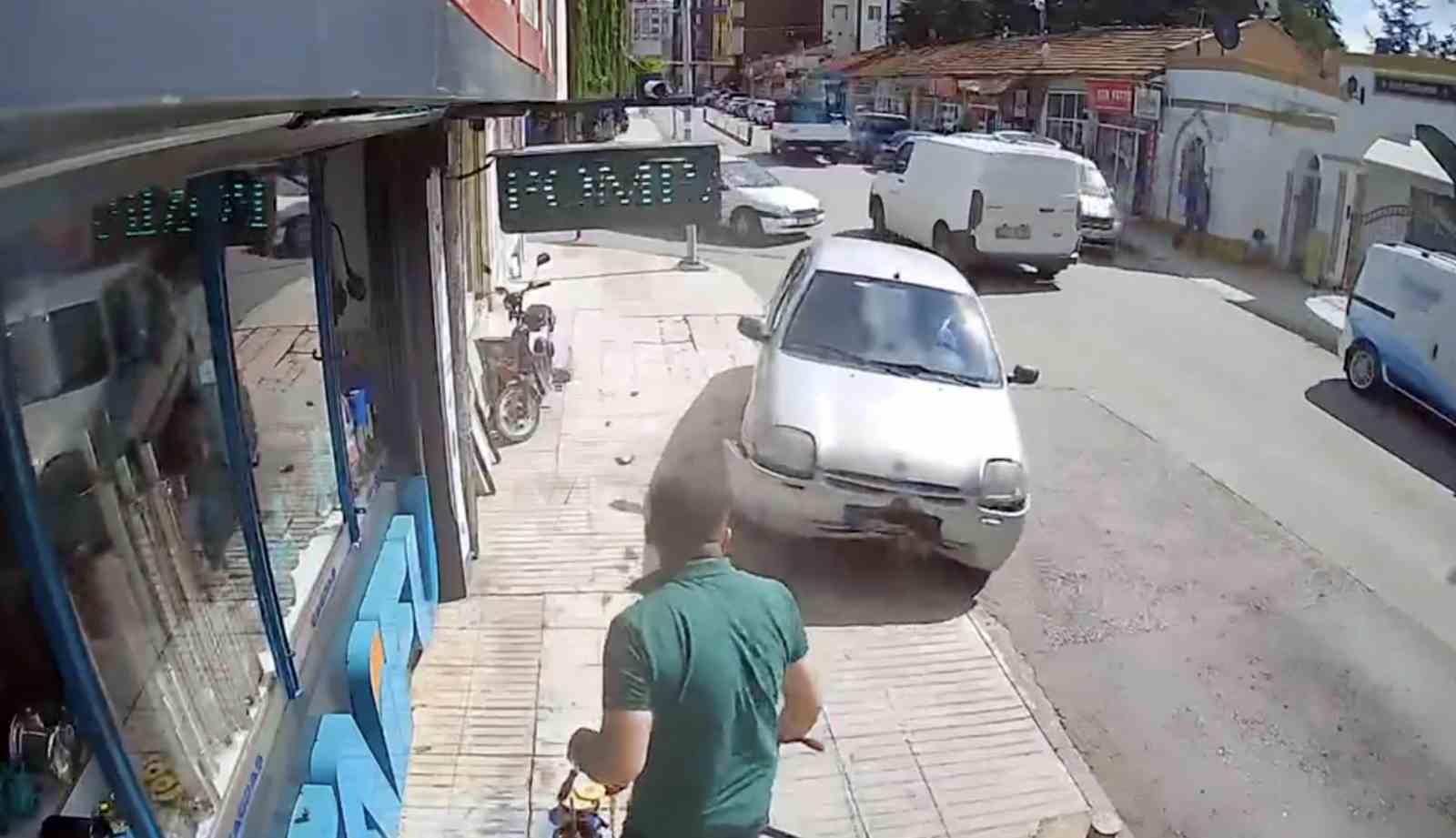 KAZA ANI GÜVENLİK KAMERASINA YANSIDI.
