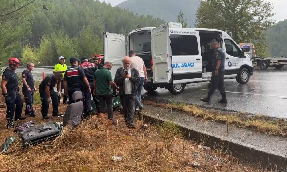 ANTALYA’NIN AKSEKİ İLÇESİNDE YAĞIŞ NEDENİYLE KONTROLDEN ÇIKAN KAMYONETİN YOL KENARINDAKİ AĞAÇLARA ÇARPMASI SONUCU MEYDANA GELEN KAZADA 1 KİŞİ HAYATINI KAYBETTİ, 3 KİŞİ YARALANDI.