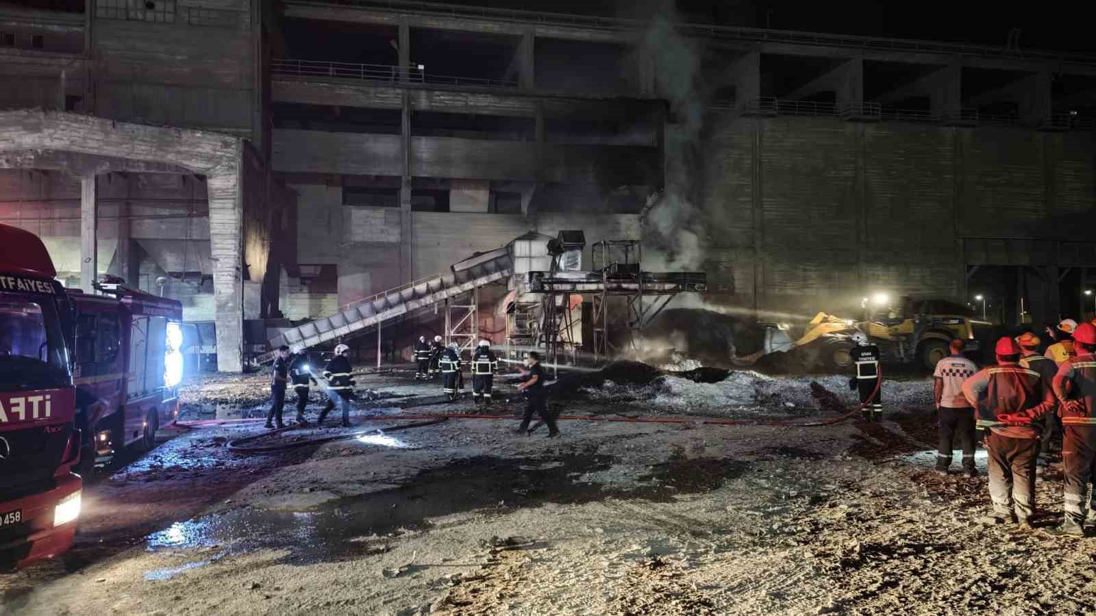 SİVAS-ANKARA KARAYOLU ÜZERİNDE VOTORANTİM CİMENTOS'A AİT ÇİMENTO FABRİKASINDA PLASTİK ATIKLARIN BULUNDUĞU BÖLÜMDE HENÜZ BİLİNMEYEN BİR NEDENLE YANGIN ÇIKTI.