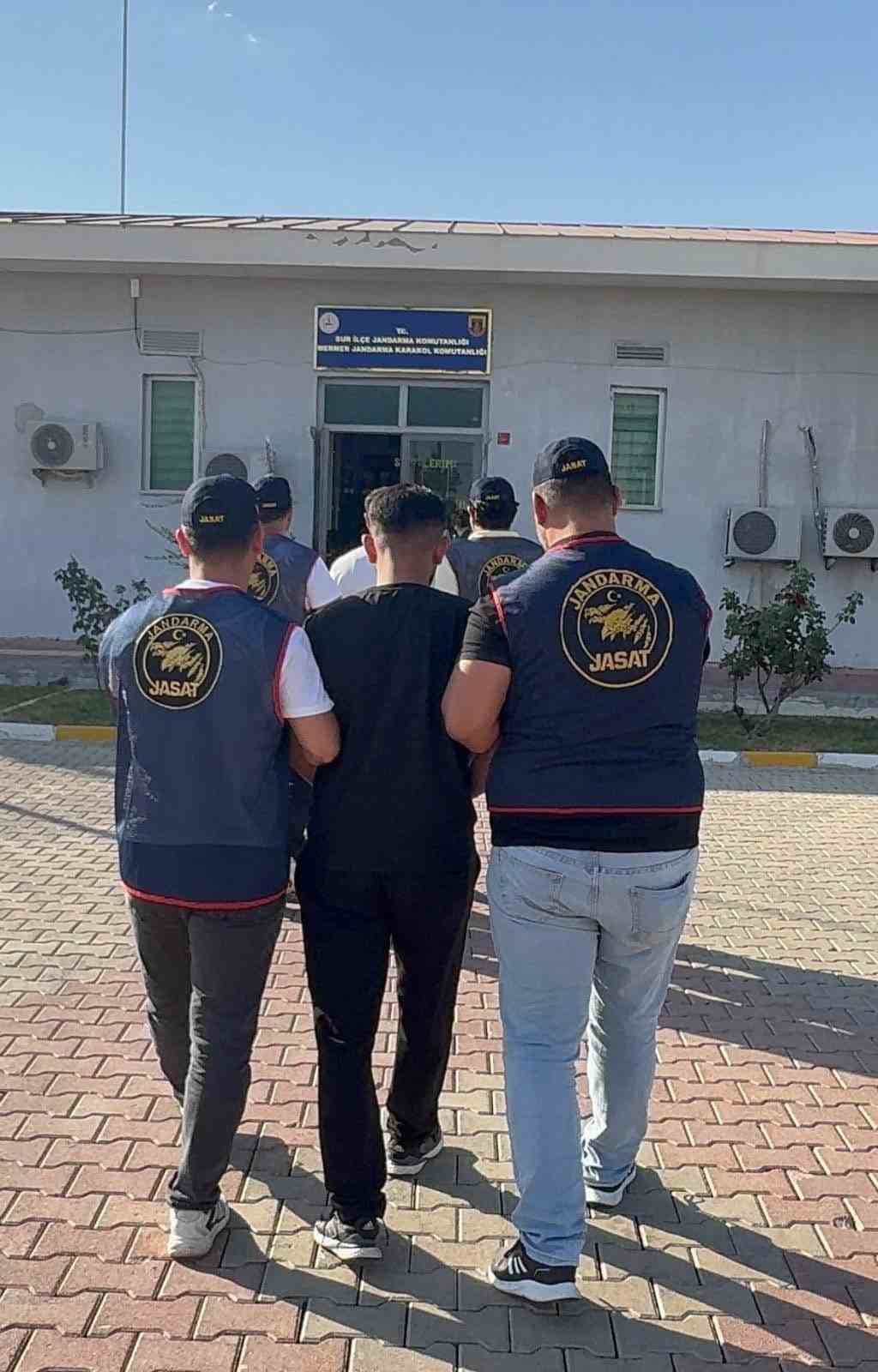 DİYARBAKIR’DA JANDARMA EKİPLERİNCE DÜZENLENEN OPERASYONLARDA, HAKLARINDA KESİNLEŞMİŞ HAPİS CEZASI BULUNAN 112 KİŞİ YAKALANDI.
