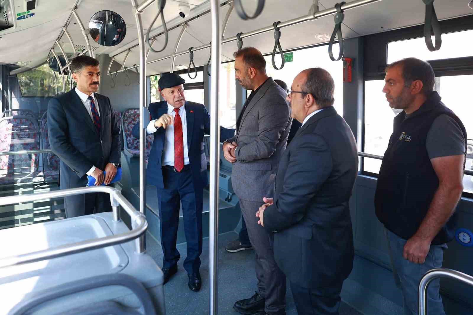 ERZURUM BÜYÜKŞEHİR BELEDİYE BAŞKANI MEHMET SEKMEN, BELEDİYE BÜNYESİNDE GÖREV YAPAN HALK OTOBÜSÜ ŞOFÖRLERİYLE BİR ARAYA GELEREK İSTİŞARE TOPLANTISI DÜZENLEDİ.