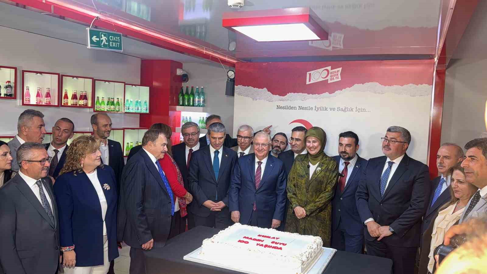 TÜRK KIZILAY GENEL BAŞKANI PROF. DR. FATMA MERİÇ YILMAZ'IN EV SAHİPLİĞİNDE AFYONKARAHİSAR'DA DÜZENLENEN 100. YIL BULUŞMASINDA, KIZILAY MADEN SUYU'NUN TARİHİ YOLCULUĞU VE MARKA HEDEFLERİ PAYLAŞILDI. ETKİNLİĞE MİLLİ SAVUNMA BAKANI YAŞAR GÜLER DE KATILARAK ÜRETİM TESİSLERİNDE İNCELEMELERDE BULUNDU.