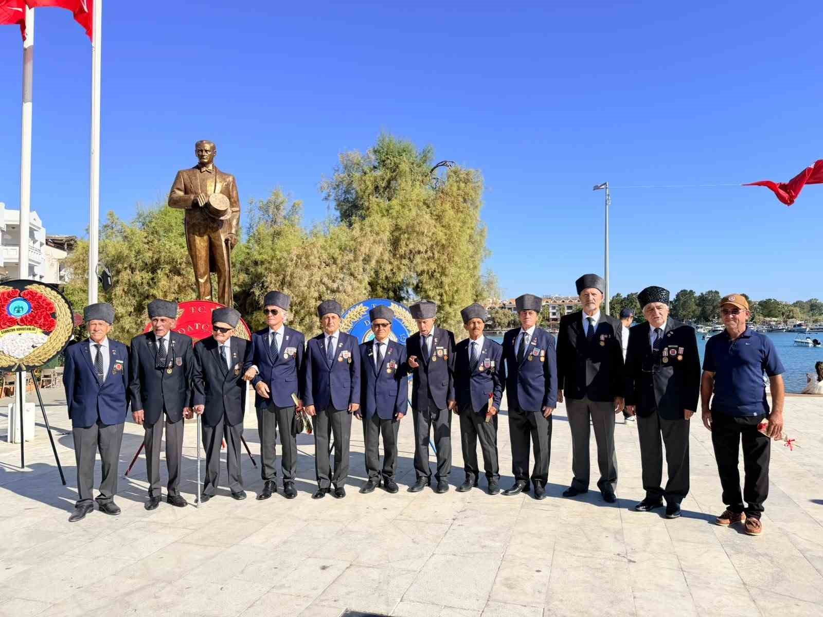 MUĞLA’NIN DATÇA İLÇESİNDE 19 EYLÜL GAZİLER GÜNÜ DOLAYISIYLA DÜZENLENEN TÖRENDE, ŞEHİTLER RAHMET VE MİNNETLE ANILIRKEN GAZİLERİN VATAN İÇİN ORTAYA KOYDUĞU FEDAKARLIKLAR BİR KEZ DAHA VURGULANDI.