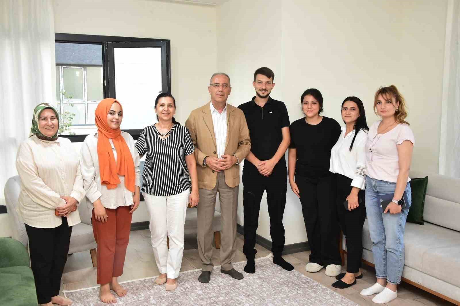 ANTAKYA BELEDİYE BAŞKANI İBRAHİM NACİ YAPAR’IN 75. YIL BULVARI’NDA EVLERİNE KAVUŞAN AİLELERE GERÇEKLEŞTİRDİĞİ ZİYARETTEN GÖRÜNTÜLER.