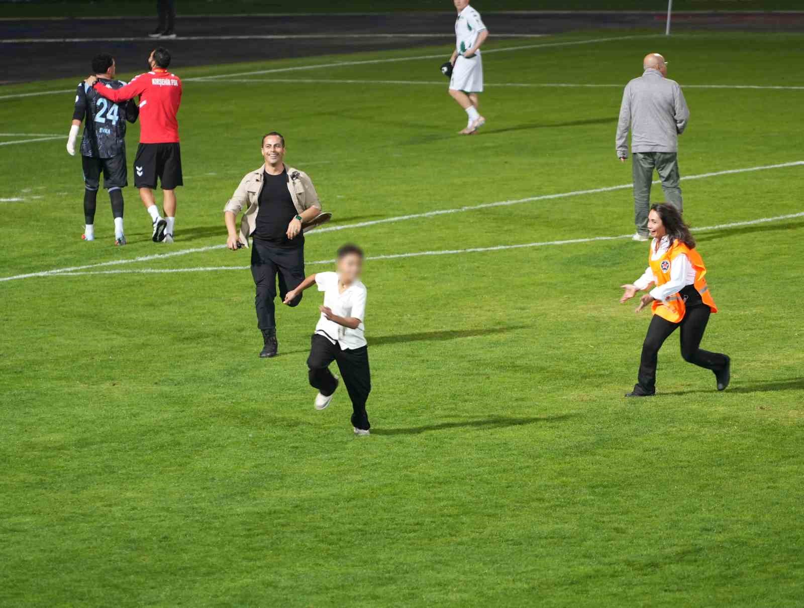 KIRIKKALE FK'NIN SAHASINDA KIRŞEHİR FSK'YA 3-0 MAĞLUP OLDUĞU KARŞILAŞMANIN ARDINDAN SAHAYA GİREN KÜÇÜK TARAFTAR, GÖREVLİLERİ DAKİKALARCA PEŞİNDEN KOŞTURDU.