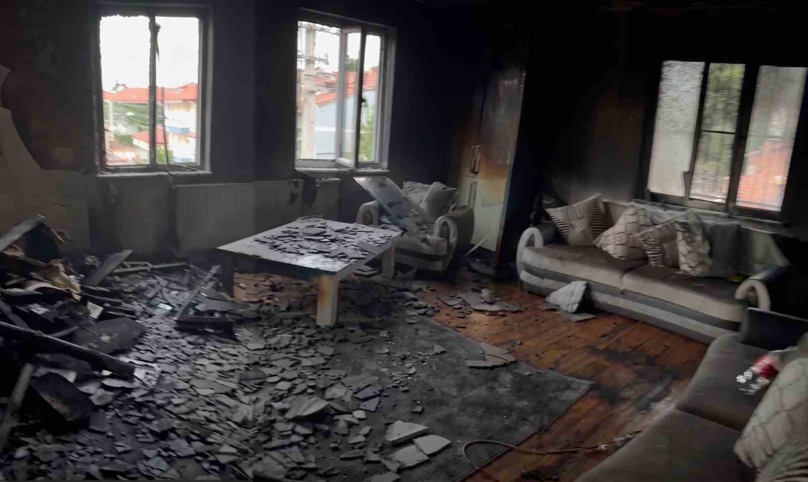 DENİZLİ BÜYÜKŞEHİR BELEDİYESİ SEVGİ ELİ, YANGINDA EŞYALARI KÜLE DÖNEN ANNE VE 5 ÇOCUĞUN YARDIMINA KOŞTU. OTURMA GRUBUNDAN ÇOCUK ODASINA KADAR YENİLENEN EŞYALAR AİLENİN YENİ YUVASINA YERLEŞTİRİLDİ. DENİZLİ BÜYÜKŞEHİR BELEDİYESİ, ZOR GÜNLER YAŞAYAN VATANDAŞLARIN YANINDA OLMAYA VE DAYANIŞMAYI BÜYÜTMEYE