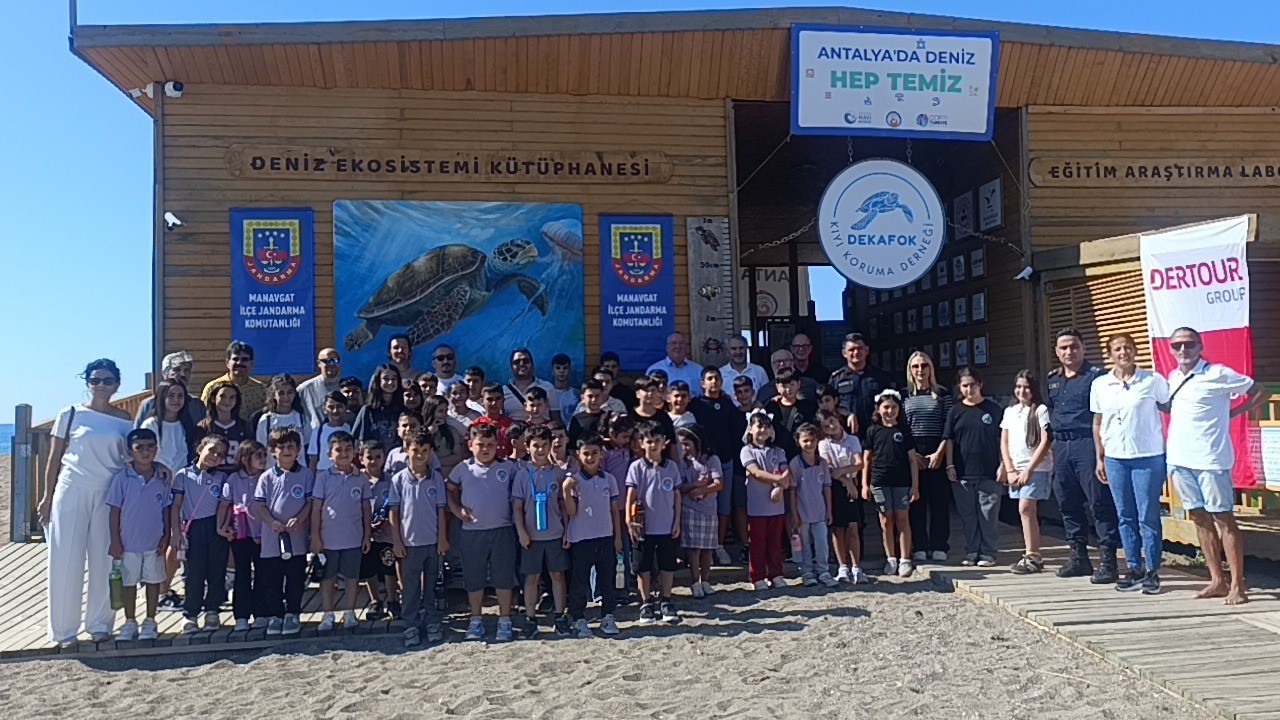 ANTALYA’NIN MANAVGAT İLÇESİNDE TEDAVİ VE REHABİLİTASYONLARI TAMAMLANAN YAKLAŞIK 7 YAŞINDAKİ 2 YEŞİL DENİZ KAPLUMBAĞASI, GÖÇ ROTALARI İLE BESLENME ALANLARININ BELİRLENMESİ AMACIYLA UYDU TAKİP CİHAZI TAKILARAK DENİZE BIRAKILDI.