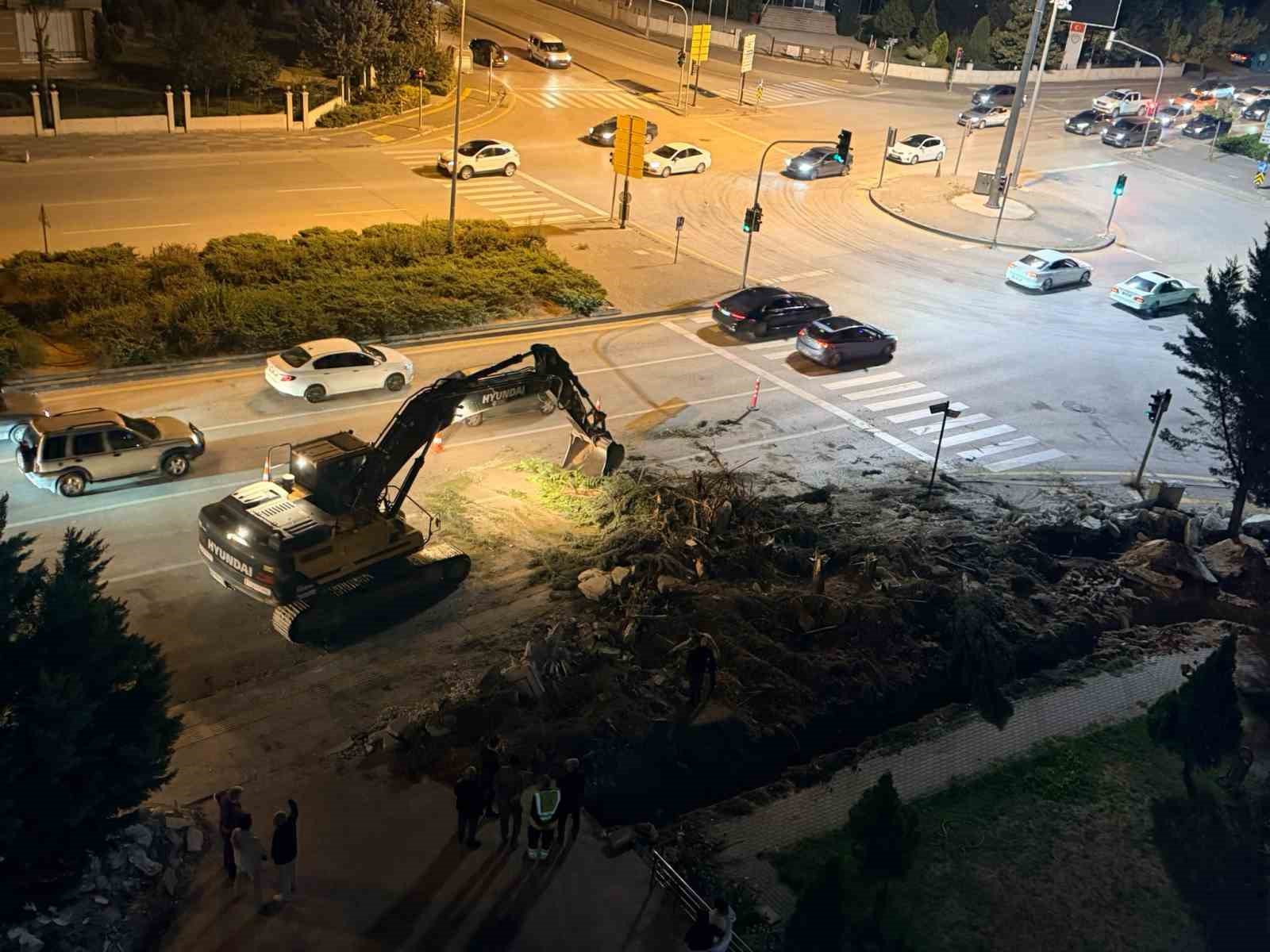 ANKARA’NIN ETİMESGUT İLÇESİNDE YOL GENİŞLETME ÇALIŞMASI KAPSAMINDA 11 ADET AĞACIN KESİLMESİNE ÇEVRE SAKİNLERİ TEPKİ GÖSTERDİ.