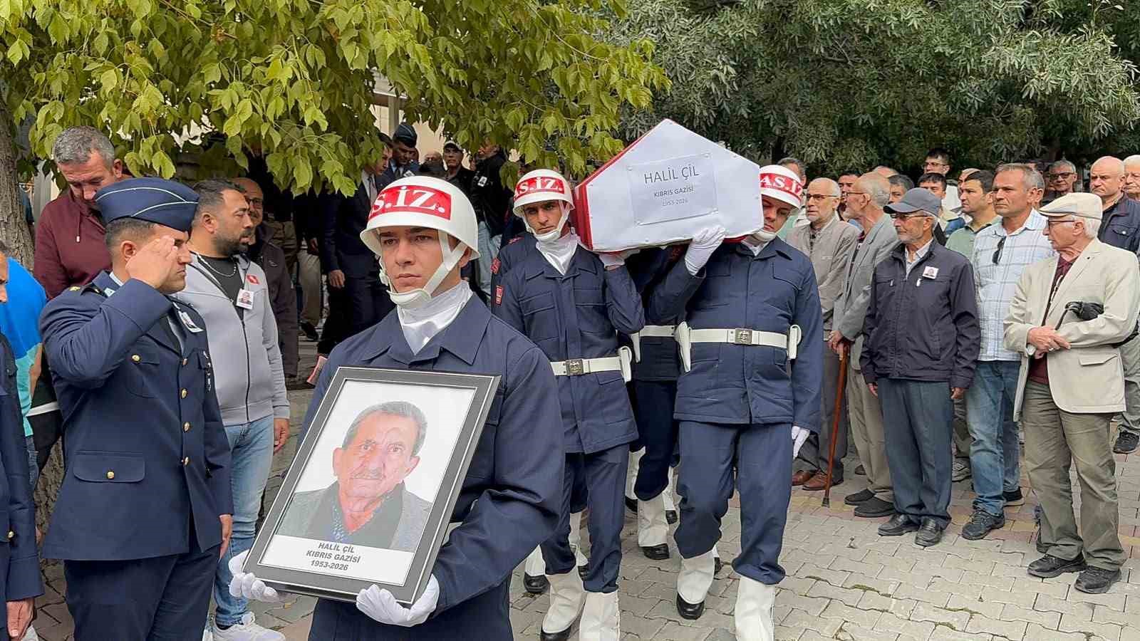 KÜTAHYA'DA 73 YAŞINDA HAYATINI KAYBEDEN KIBRIS GAZİSİ HALİL ÇİL, DÜZENLENEN RESMİ VE ASKERİ TÖRENİN ARDINDAN SON YOLCULUĞUNA UĞURLANDI.