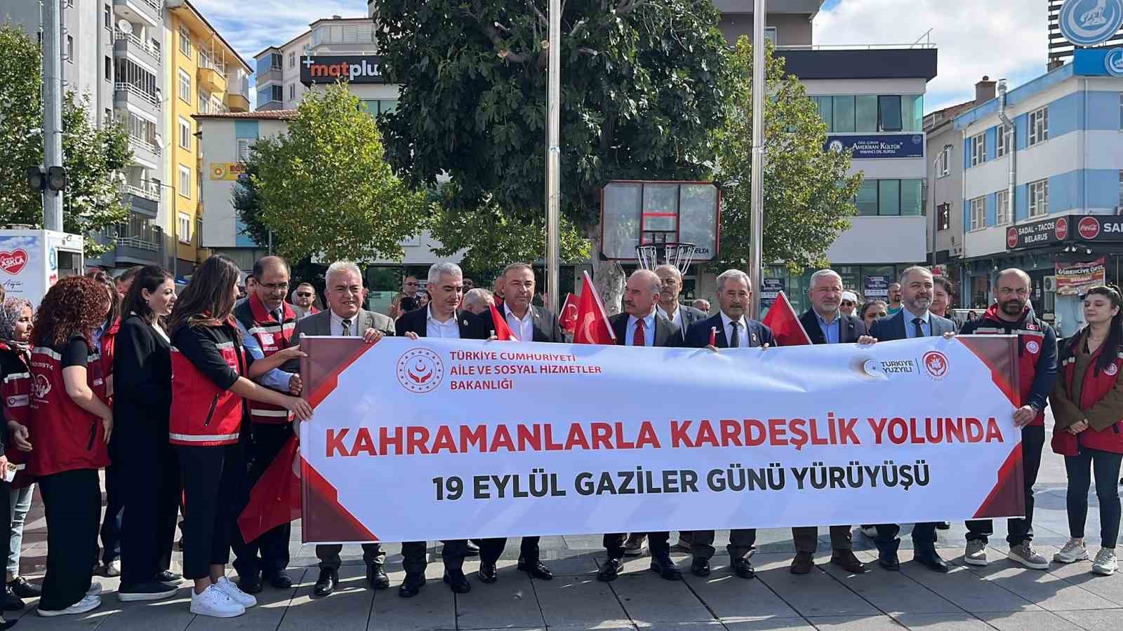 GAZİLER GÜNÜ İÇİN DÜZENLENEN PROGRAMDA YÜRÜYÜŞ GERÇEKLEŞTİRİLDİ