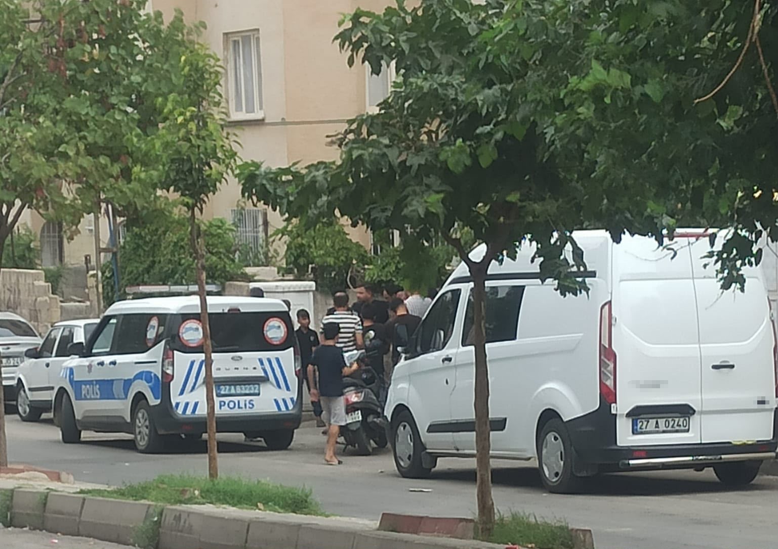 GAZİANTEP'İN NİZİP İLÇESİNDE ANNESİYLE TARTIŞAN ŞAHSIN RASTGELE HAVAYA ATEŞLEDİĞİ SİLAHTAN ÇIKAN MERMİNİN İSABET ETTİĞİ ÜST KATTAKİ KOMŞUSU KADIN AĞIR YARALANDI.