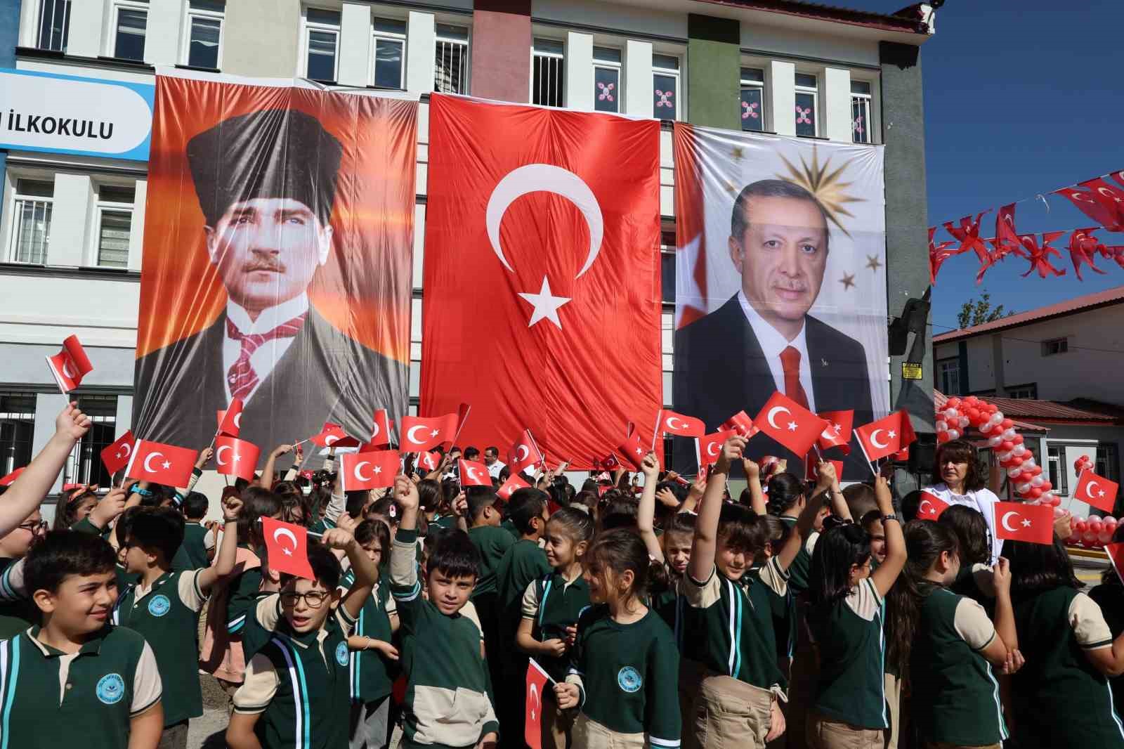 ERZURUM’DA 2026-2027 EĞİTİM ÖĞRETİM YILININ HEYECANINI VE COŞKUSUNU, İLKÖĞRETİM HAFTASI AÇILIŞ PROGRAMI CELAL AKIN İLKOKULU’NDA YAPILDI