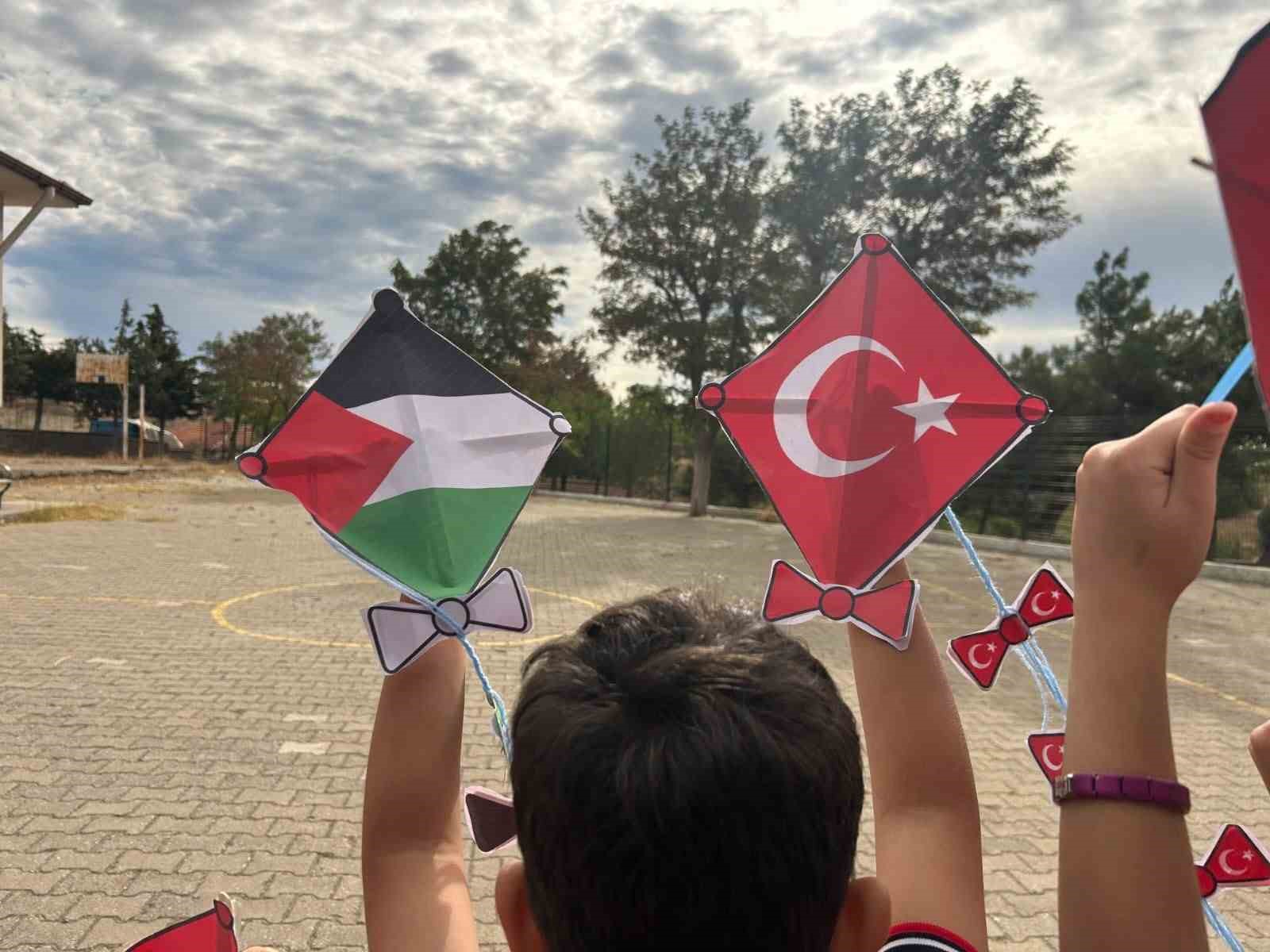 MİLLİ EĞİTİM BAKANLIĞI TARAFINDAN GAZZE'DE YAŞANANLARA YÖNELİK DUYARLILIK OLUŞTURMAK VE ÇOCUKLARIN BARIŞ, KARDEŞLİK, DAYANIŞMA VE UMUT MESAJLARINI GÖKYÜZÜNE TAŞIMALARINI SAĞLAMAK AMACIYLA "UÇURTMALAR VURULMASIN, GÖKYÜZÜ ÇOCUKLARA KALSIN" ETKİNLİKLERİ, BALIKESİR İL GENELİNDE GERÇEKLEŞTİRİLDİ.