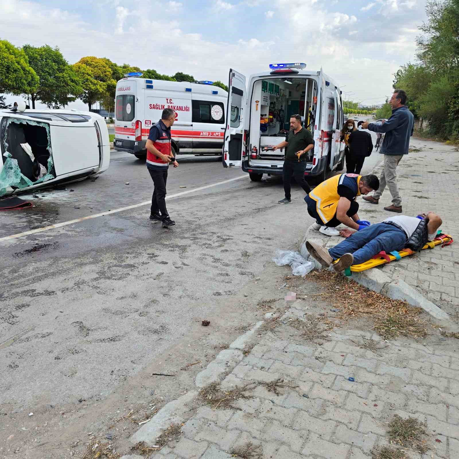 VAN’IN EDREMİT İLÇESİNDE İKİ OTOMOBİLİN ÇARPIŞMASI SONUCU MEYDANA GELEN TRAFİK KAZASINDA 4 KİŞİ YARALANDI
