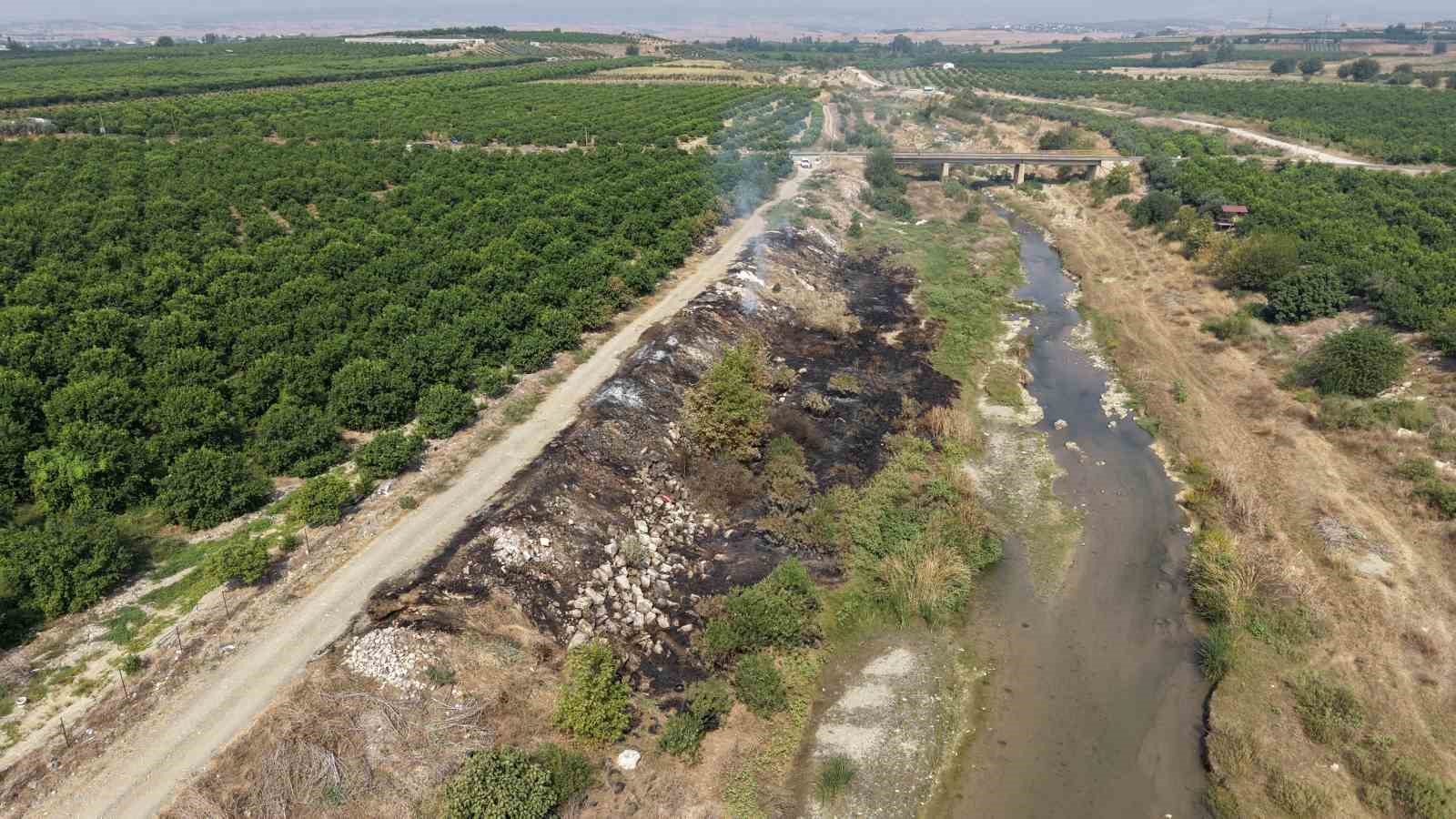 ADANA’NIN KOZAN İLÇESİNDE DELİÇAY DERESİ’NİN YATAĞI VE ÇEVRESİ, KİMLİĞİ BELİRSİZ KİŞİ VEYA KİŞİLERCE BIRAKILDIĞI ÖNE SÜRÜLEN İNŞAAT ATIKLARI, PLASTİK VE ÇEŞİTLİ ÇÖPLER NEDENİYLE ADETA ÇÖPLÜĞE DÖNDÜ