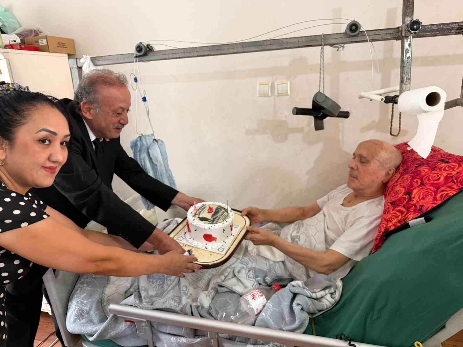 MERKEZEFENDİ KAYMAKAMI ABDULLAH DEMİR, 19 EYLÜL GAZİLER GÜNÜ DOLAYISIYLA HASTA YATAĞINDA ZİYARET EDİP, DOĞUM GÜNÜNÜ KUTLADIĞI KIBRIS GAZİSİNİN "VATAN MİLLET SAĞ OLSUN" MESAJI KARŞISINDA DUYGUSAL ANLAR YAŞADI.