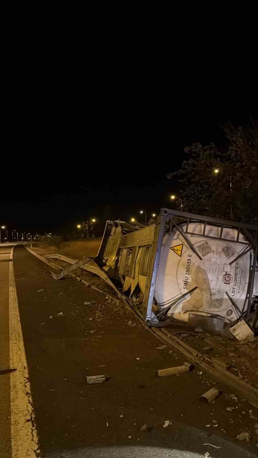 HAVSA’DA KİMYASAL YÜKLÜ TIR BARİYERLERE ÇARPARAK DEVRİLDİ