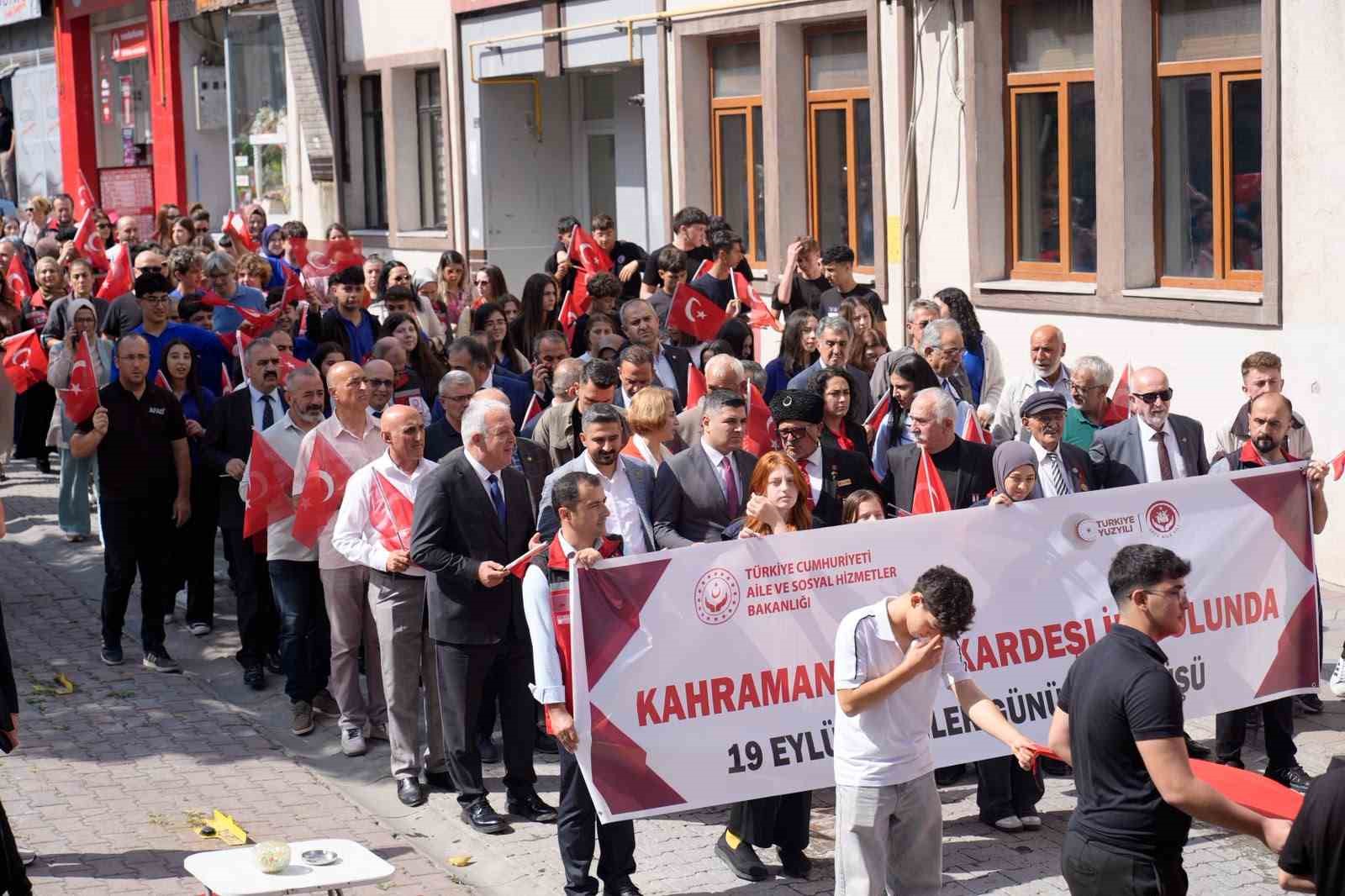 ARTVİN'DE 19 EYLÜL GAZİLER GÜNÜ ETKİNLİKLERİ KAPSAMINDA "KAHRAMANLARLA KARDEŞLİK YOLUNDA YÜRÜYORUZ" TEMALI KORTEJ YÜRÜYÜŞÜ GERÇEKLEŞTİRİLDİ.