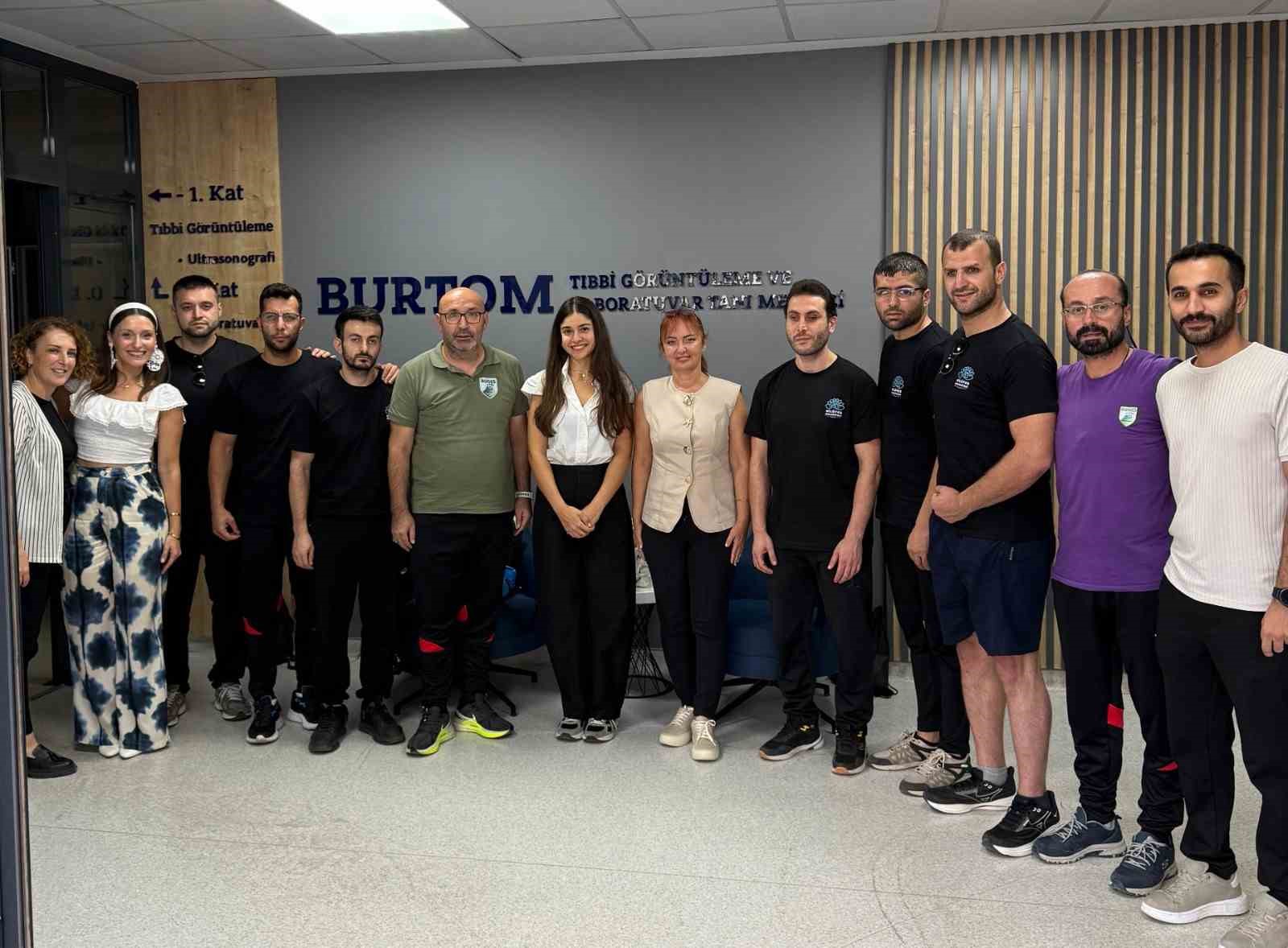 BURTOM SAĞLIK GRUBU, SOSYAL SORUMLULUK ANLAYIŞI VE SPORA VERDİĞİ DEĞER DOĞRULTUSUNDA DESTEK HALKASINA BİR YENİSİNİ DAHA EKLEYEREK, ALMANYA’DA YAPILAN GOALBALL ŞAMPİYONLAR LİGİ FİNALLERİ’NE KATILAN NİLÜFER GÖRME ENGELLİLER SPOR KULÜBÜ’NÜN RESMİ SAĞLIK SPONSORU OLDU.