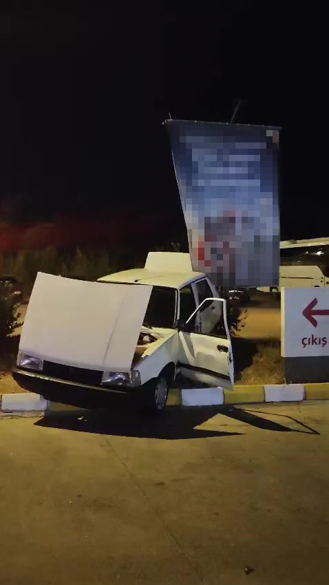 ANTALYA’NIN MANAVGAT İLÇESİNDE UYARI LEVHASINI DİKKATE ALMAYARAK ‘U’ DÖNÜŞÜ YAPMAK İSTEYEN OTOMOBİL KAZA YAPTI. KAZADA DİĞER ARAÇTA BULUNAN 1 KİŞİ YARALANIRKEN, ‘U’ DÖNÜŞÜ YAPAN OTOMOBİLİN SÜRÜCÜSÜ 1.13 PROMİL ALKOLLÜ ÇIKTI.