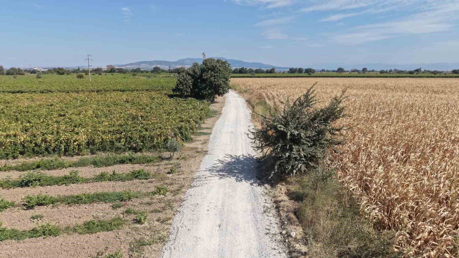 KIRSAL MAHALLELERDEKİ SORUNLARI EN HIZLI ŞEKİLDE ÇÖZÜME KAVUŞTURAN ŞEHZADELER BELEDİYESİ, İLÇEYE BAĞLI KARAAĞAÇLI MAHALLESİ’NDE OVA YOLU DÜZENLEMESİ VE KİLİT PARKE TAŞI ÇALIŞMASI GERÇEKLEŞTİRDİ. ÜZÜM SEZONUNDA ARAZİLERİNE RAHAT BİR ŞEKİLDE ULAŞIM SAĞLAYAN VE SOKAKLARI KÖTÜ GÖRÜNTÜDEN KURTULAN KARAAĞ