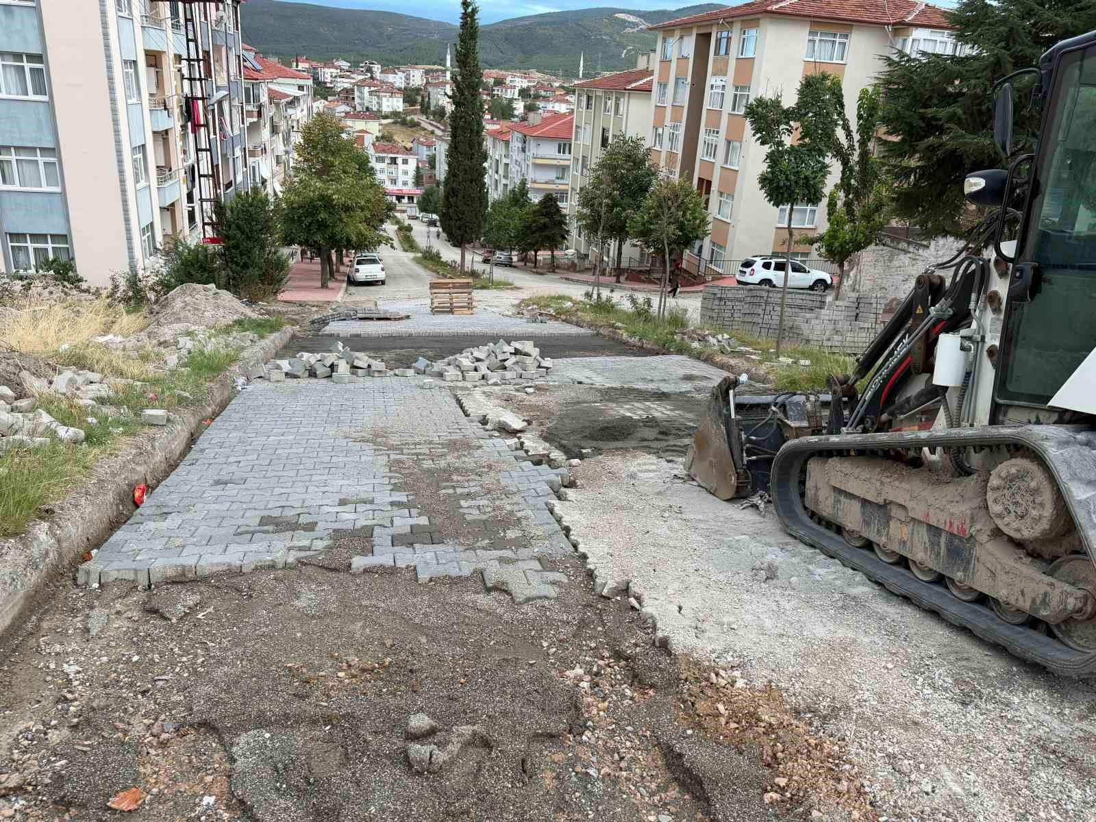 BOYABAT İLÇESİNDE, ÇAMLICA MAHALLESİ NURETTİN ZENGİN CADDESİ’NDE BOZULAN YOLUN YENİDEN DÜZENLENMESİ İÇİN ÇALIŞMA BAŞLATILDI.