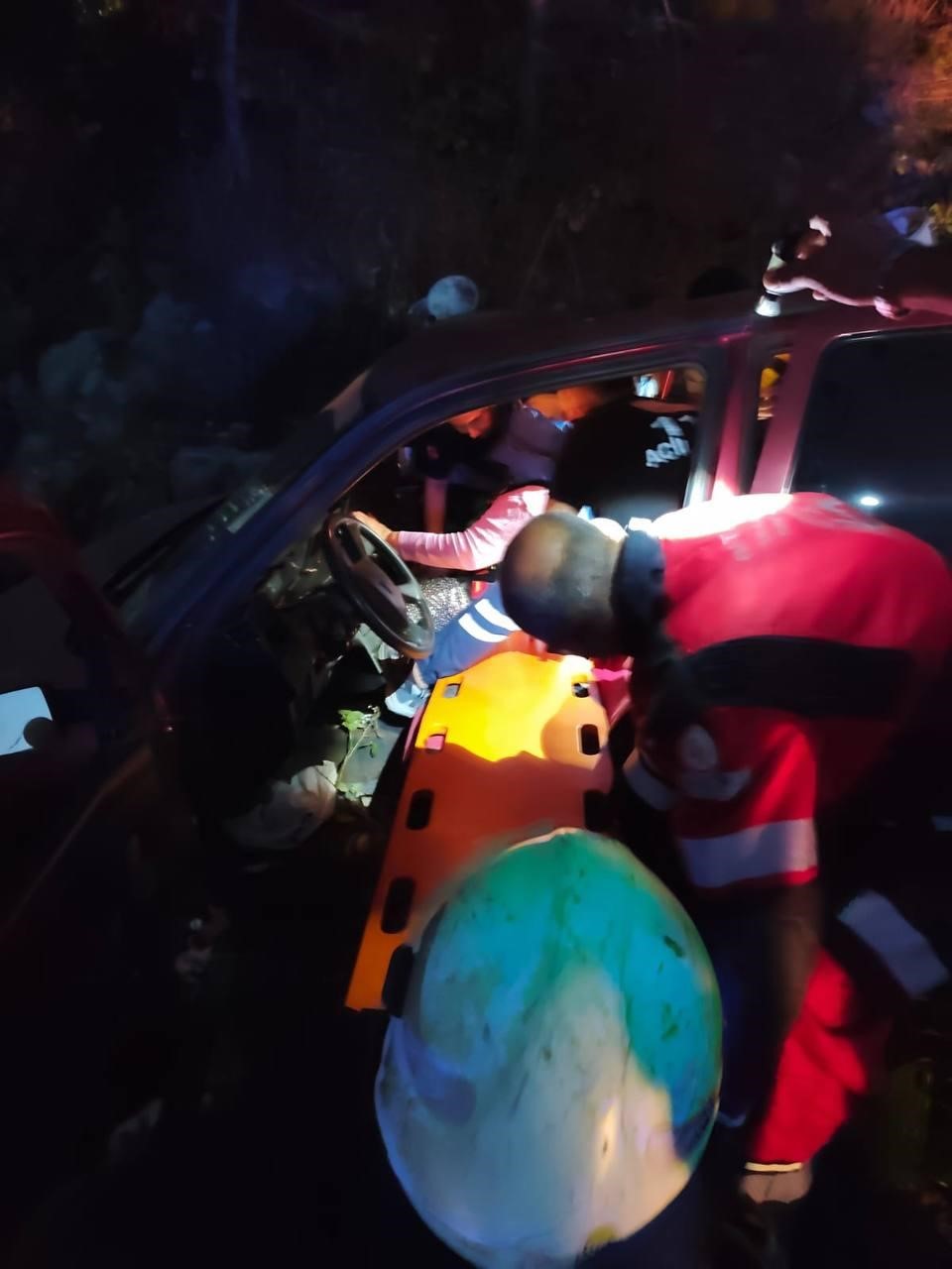 HATAY’IN ERZİN İLÇESİNDE SEYİR HALİNDEKİ OTOMOBİL, ORMANLIK ALANA UÇTU. ORMANLIK ALANA UÇAN OTOMOBİLDEKİ 4 KİŞİ YARALANDI.