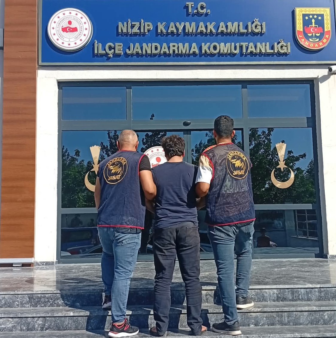GAZİANTEP'TE HIRSIZLIK SUÇUNDAN 28 YIL KESİNLEŞMİŞ HAPİS CEZASIYLA ARANAN ŞAHIS, JANDARMA EKİPLERİNCE YAKALANDIKTAN SONRA TUTUKLANDI.