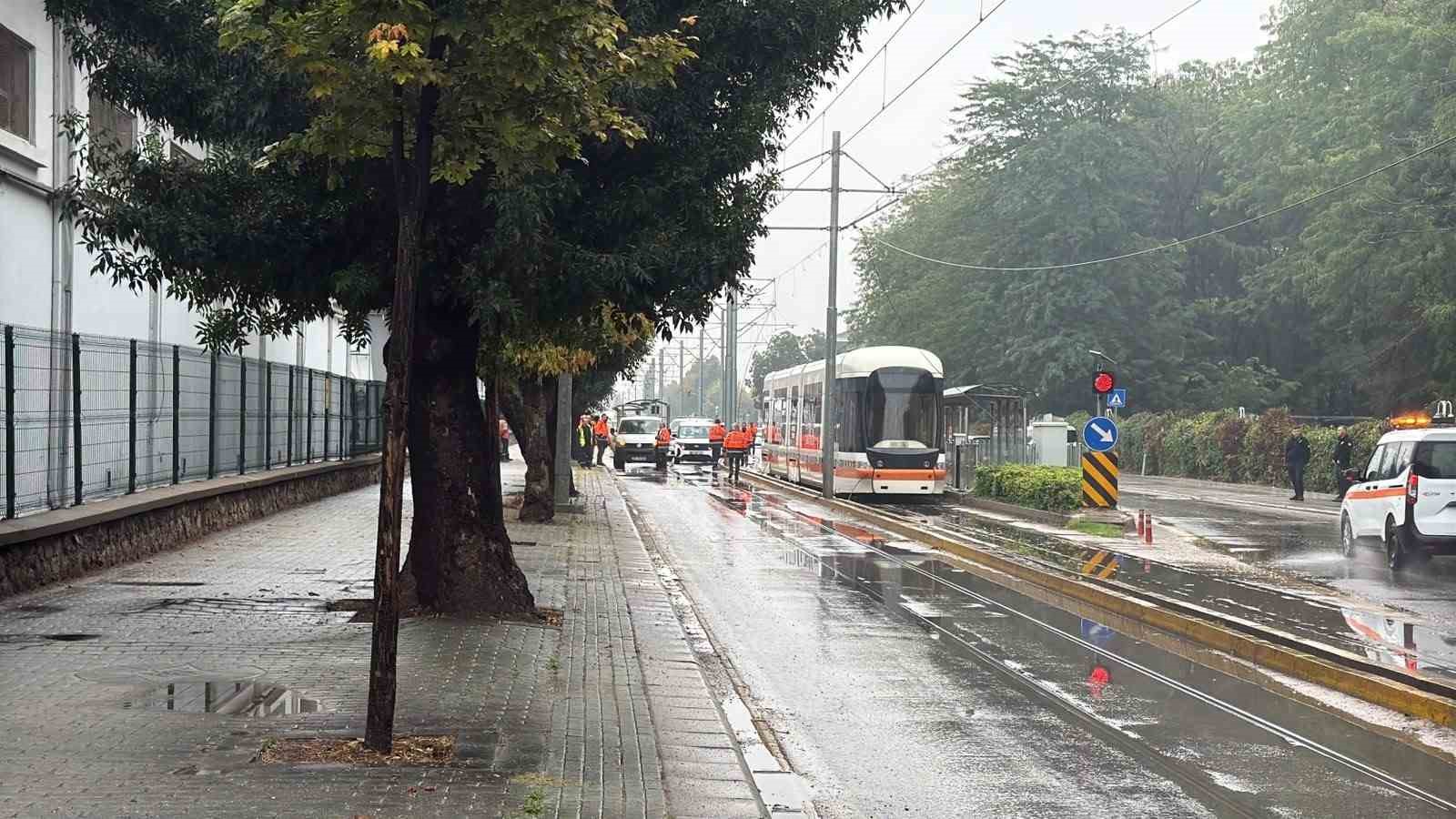 ESKİŞEHİR’DE  SABAH SAATLERİNDE TRAMVAY HATTININ KATENER SİSTEMİNDE MEYDANA GELEN ARIZA NEDENİYLE ULAŞIMDA AKSAMA YAŞANIRKEN, EKİPLER ONARIM ÇALIŞMASI BAŞLATTI.