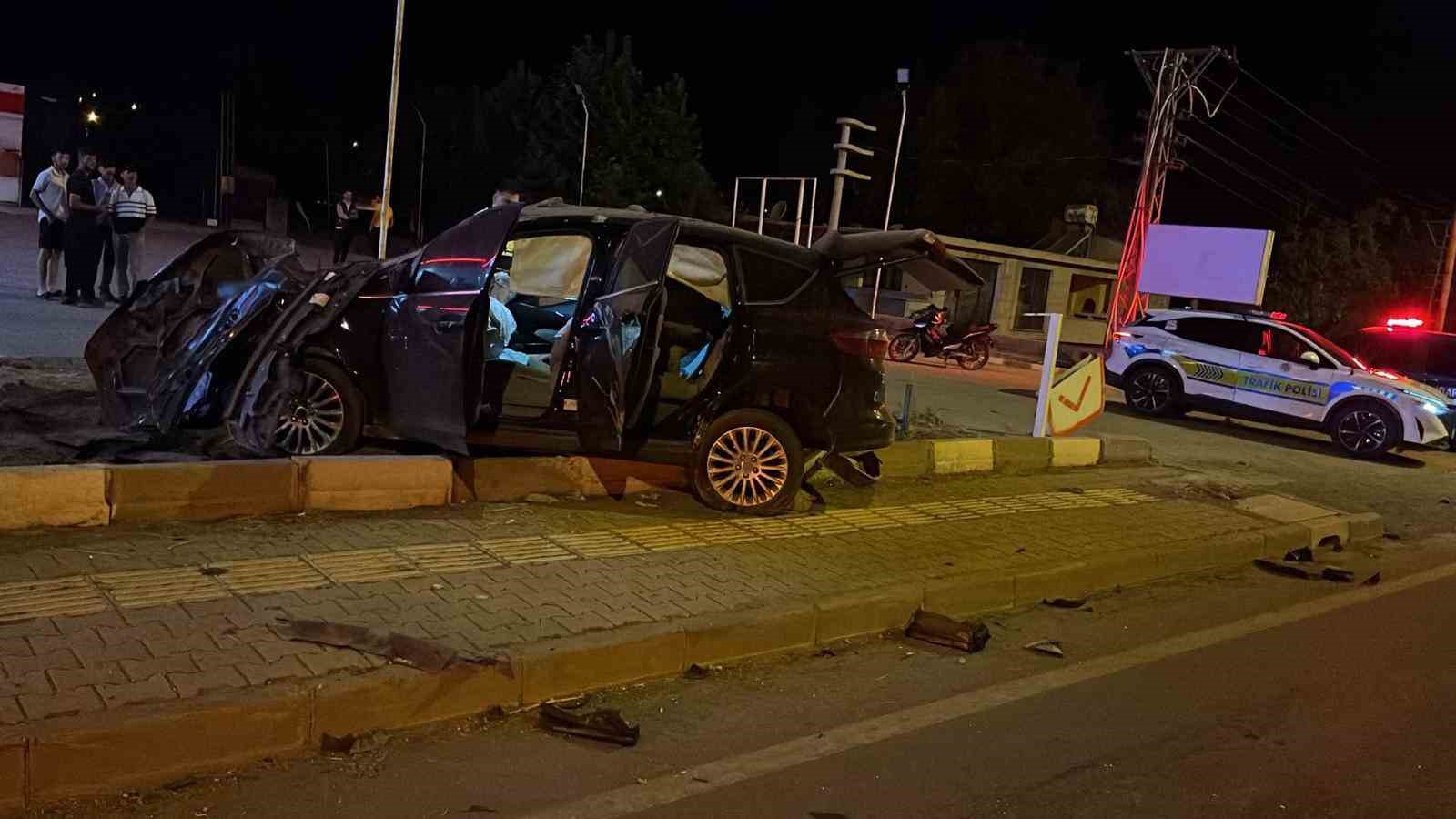 GAZİANTEP'İN İSLAHİYE İLÇESİNDE KONTROLDEN ÇIKTIKTAN SONRA SAVRULARAK KARŞI ŞERİDE UÇAN OTOMOBİLİN SÜRÜCÜSÜ AĞIR YARALANDI.