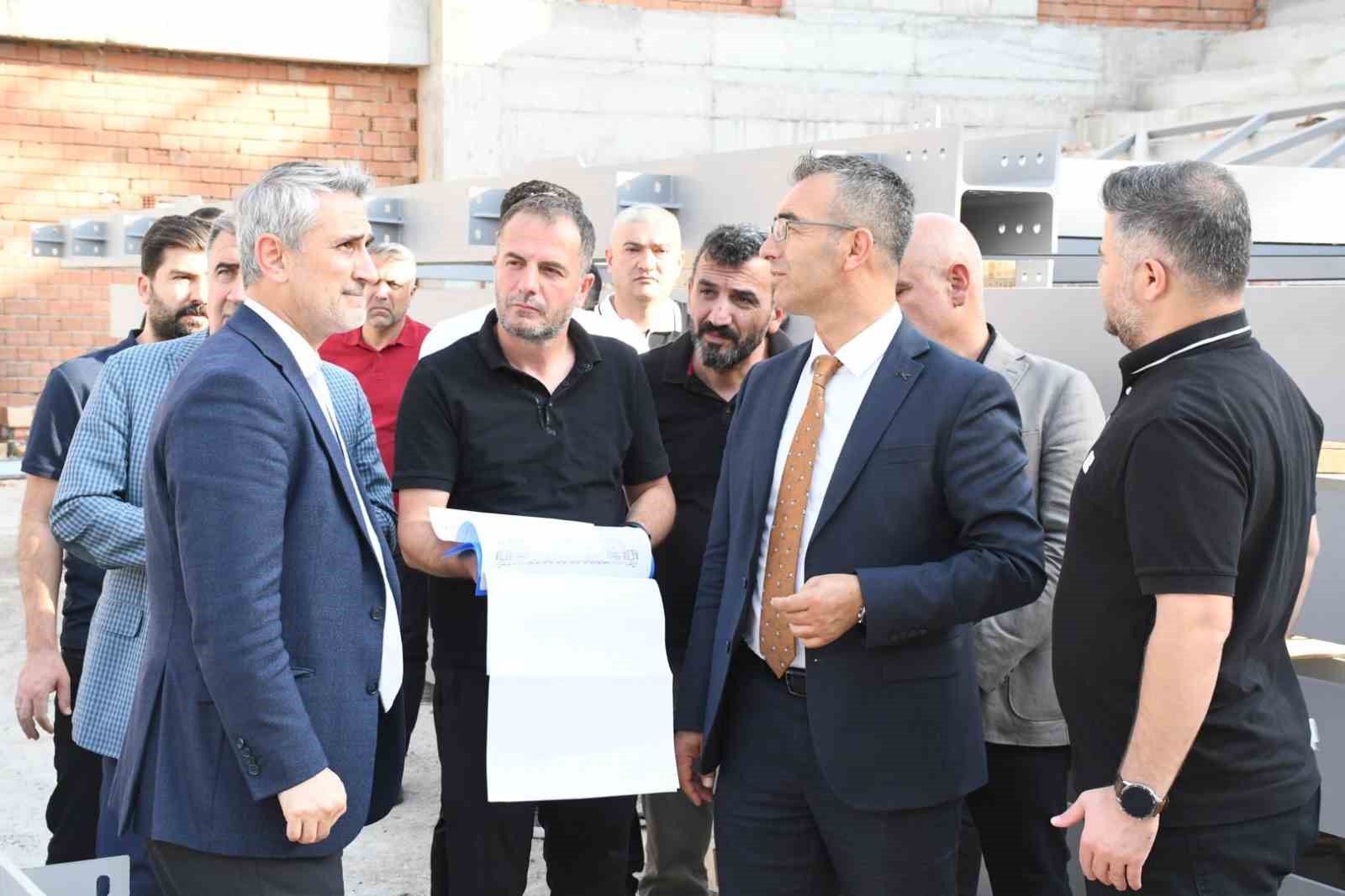 ŞIRNAK’TA SPOR VE GENÇLİK ALTYAPISINI GÜÇLENDİRECEK TESİSLERİN YAPIMI HIZ KESMEDEN DEVAM EDİYOR. SPOR TOTO TEŞKİLAT BAŞKANI MEHMET ATA ÖZTÜRK, VALİ YARDIMCISI MEHMET TIĞLI VE GENÇLİK VE SPOR İL MÜDÜRÜ FEDAİ DİN, KENTTEKİ DEV PROJELERİ YERİNDE İNCELEDİ.