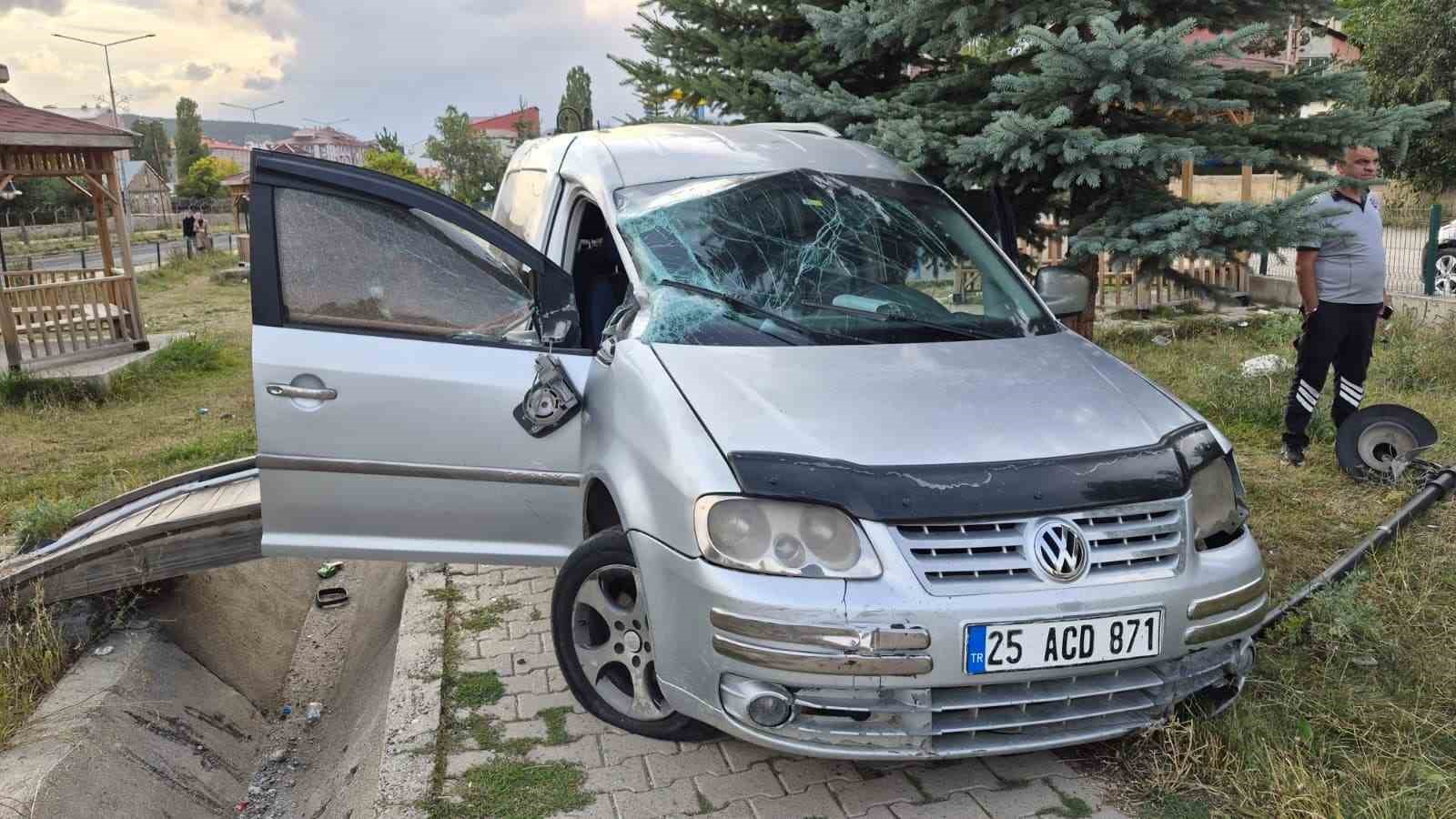 SARIKAMIŞ’TA HAFİF TİCARİ ARAÇ ŞARAMPOLE DEVRİLDİ: 2 YARALI(KARS-İHA)