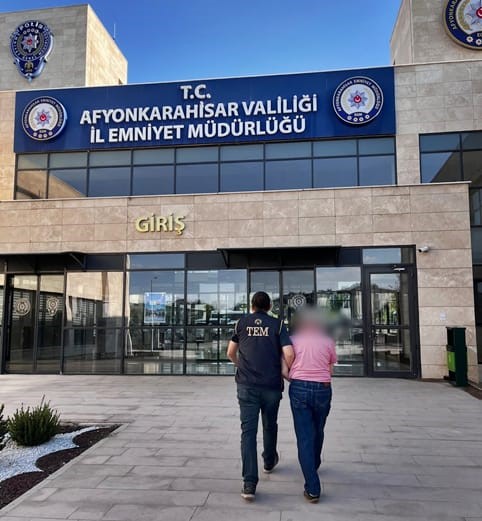 AFYONKARAHİSAR'DA FETÖ SİLAHLI TERÖR ÖRGÜTÜNE ÜYE OLMA SUÇUNDAN 7 YIL 6 AY HAPİS CEZASI İLE ARANAN ŞAHIS POLİS TARAFINDAN YAKALANDI.