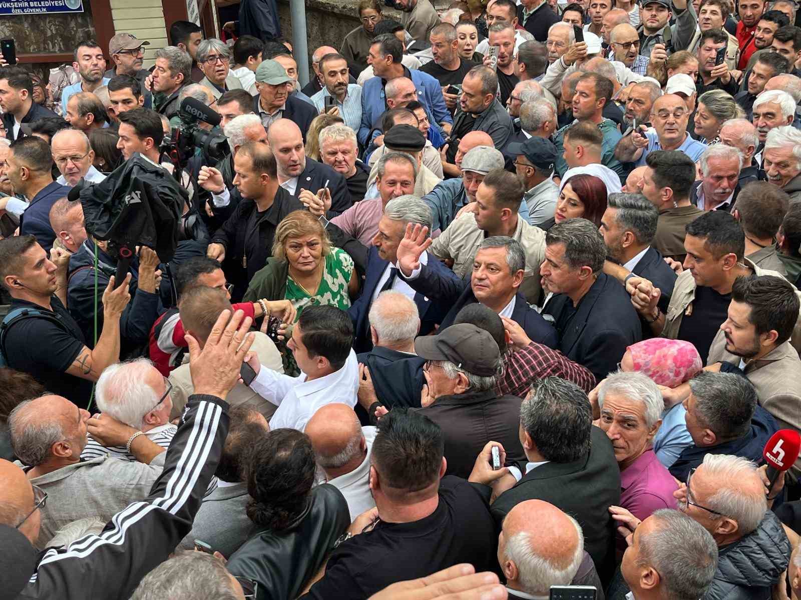 YENİ PARTİ GENEL BAŞKANI ÖZGÜR ÖZEL, BURSA’DAKİ TEMASLARI KAPSAMINDA CUMA NAMAZI ÇIKIŞI AÇIKLAMALARDA BULUNDU.