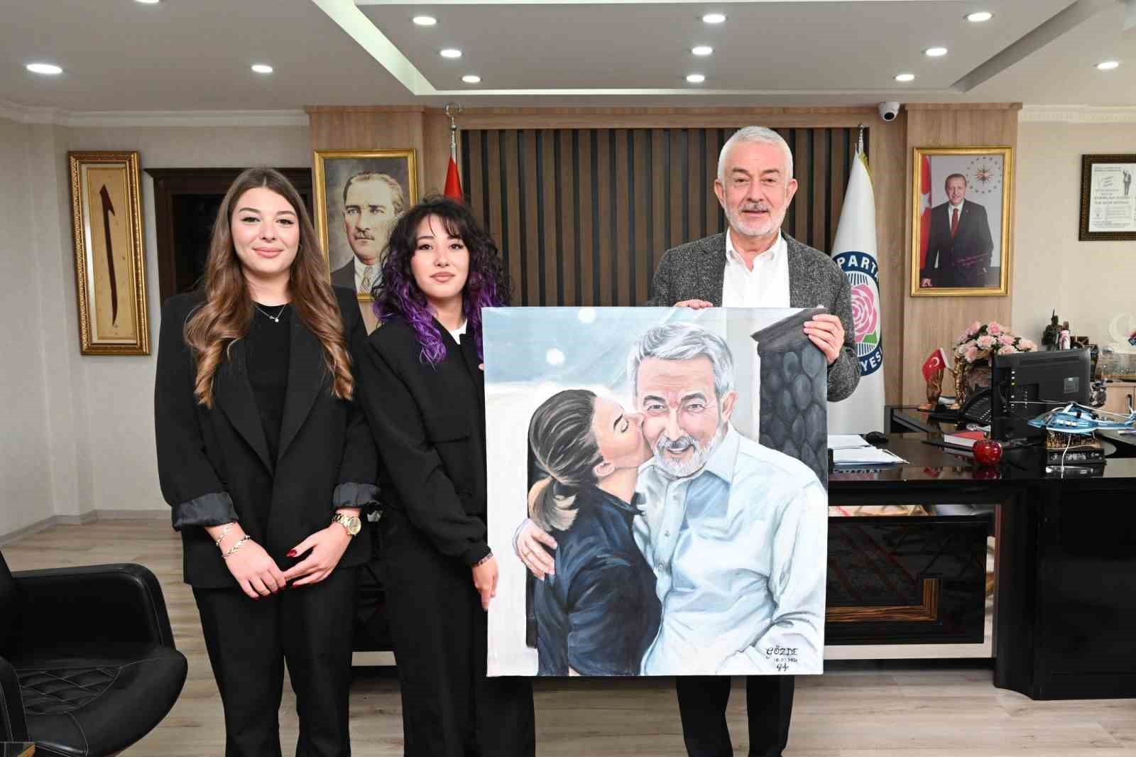 GÜZEL SANATLAR LİSESİ RESİM BÖLÜMÜ 11. SINIF ÖĞRENCİSİ GÖZDE ŞEVVAL ÖZMEN, BELEDİYE BAŞKANI ŞÜKRÜ BAŞDEĞİRMEN'İN RAHMETLİ KIZI MÜRÜVVET İLE BİRLİKTE ÇEKİLMİŞ FOTOĞRAFINI YAĞLI BOYA TEKNİĞİYLE TUVALE AKTARDI. ÖZMEN, HAZIRLADIĞI TABLOYU BAŞKAN BAŞDEĞİRMEN'E HEDİYE ETTİ.