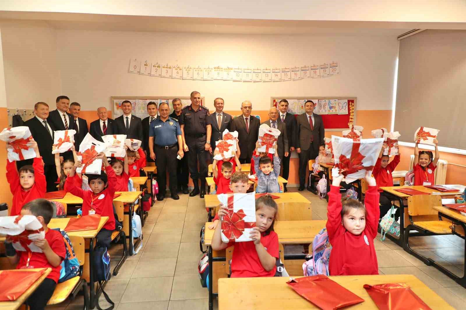 ORDU'DA, 2026-2027 EĞİTİM-ÖĞRETİM YILININ BAŞLAMASININ ARDINDAN İLKÖĞRETİM HAFTASI AÇILIŞ PROGRAMI DÜZENLENİRKEN, YENİ EĞİTİM DÖNEMİNDE ÖĞRENCİLER İÇİN "MAYAMIZ BİRLİK, İLK DERSİMİZ KARDEŞLİK" TEMASI ÖNE ÇIKTI.