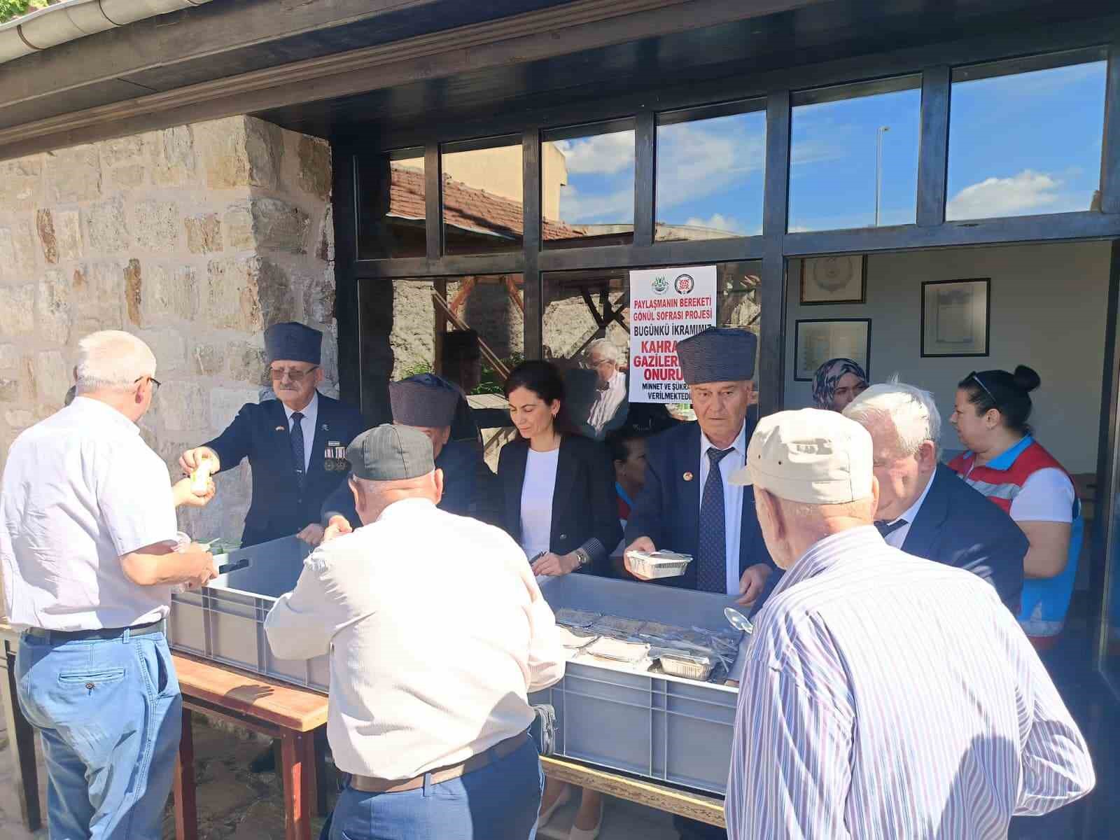EDİRNE SOSYAL YARDIMLAŞMA VE DAYANIŞMA VAKFI TARAFINDAN GAZİLER GÜNÜ ETKİNLİKLERİ ÇERÇEVESİNDE VATANDAŞLARA PİLAV- AYRAN VE HELVA DAĞITILDI. GAZİLERLE BİRLİKTE PİLAV DAĞITIMINA KATILAN EDİRNE VALİ YARDIMCISI GÜHER SİNEM BÜYÜKNALÇACI, HER CUMA DÜZENLENEN HAYRIN BU HAFTA GAZİLER İÇİN YAPILDIĞINI SÖYLE