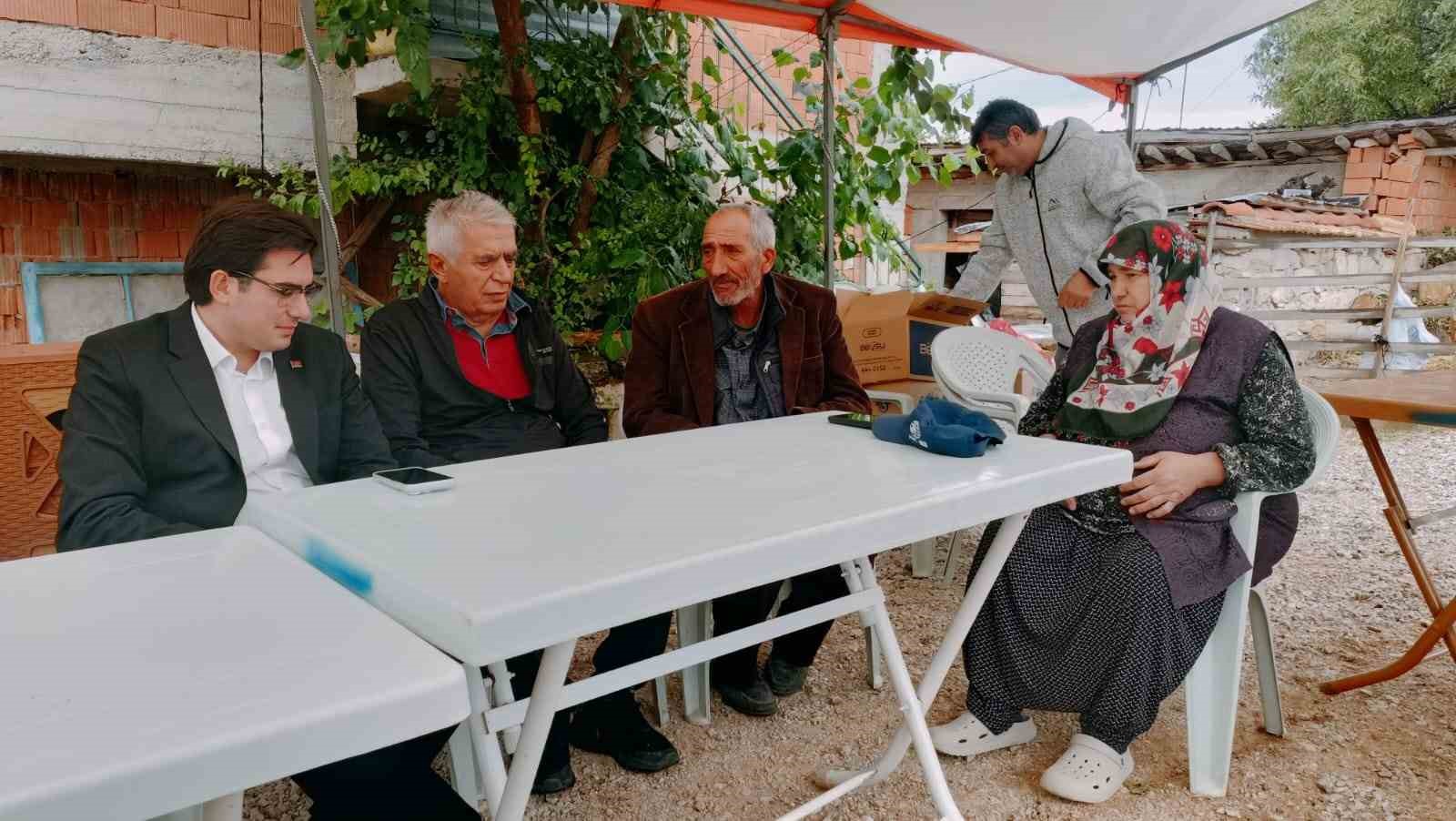 GAZİLER GÜNÜ’NDE KIZININ ÖLÜM HABERİYLE BÜYÜK ACI YAŞAYAN KIBRIS GAZİSİ İBRAHİM ULUDAĞ (SOLDAN ÜÇÜNCÜ) VE AİLESİNİ, HÜYÜK KAYMAKAMI OZAN RAMAZAN BUDAK (SOL BAŞTA) İLE HÜYÜK BELEDİYE BAŞKANI SADIK SEFER (SOLDAN İKİNCİ) YALNIZ BIRAKMADI.