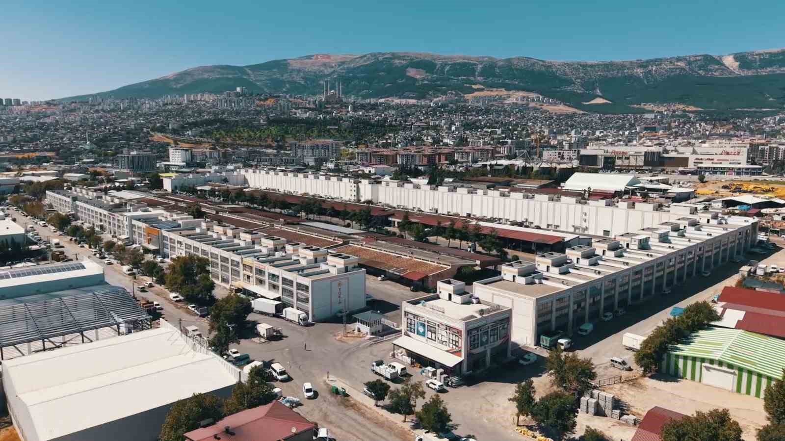 KAHRAMANMARAŞ’TA 6 ŞUBAT DEPREMLERİNDE AĞIR HASAR GÖREN ESKİ KÖY GARAJLARI BÖLGESİNDEKİ TOPTANCILAR SİTESİ, YENİDEN İNŞA EDİLMESİNİN ARDINDAN ESNAFI AĞIRLAMAYA BAŞLADI.