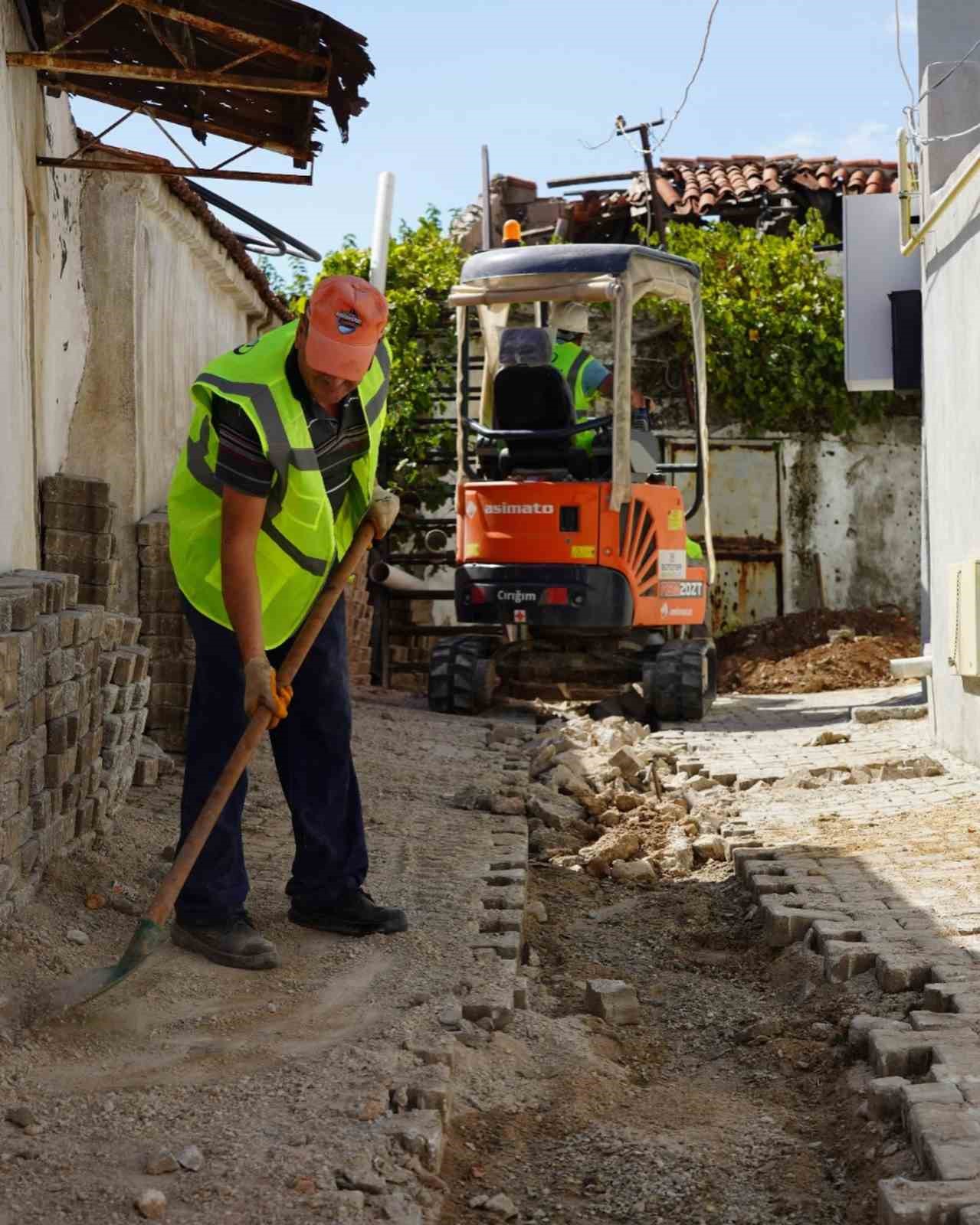 MUĞLA’NIN MENTEŞE İLÇESİNDE FOSSEPTİK KULLANIMI NEDENİYLE YAŞANAN KÖTÜ KOKU, TAŞKIN VE ÇEVRE KİRLİLİĞİNİN ÖNÜNE GEÇİLMESİ AMACIYLA KANALİZASYON ALTYAPI ÇALIŞMASI BAŞLATILDI.