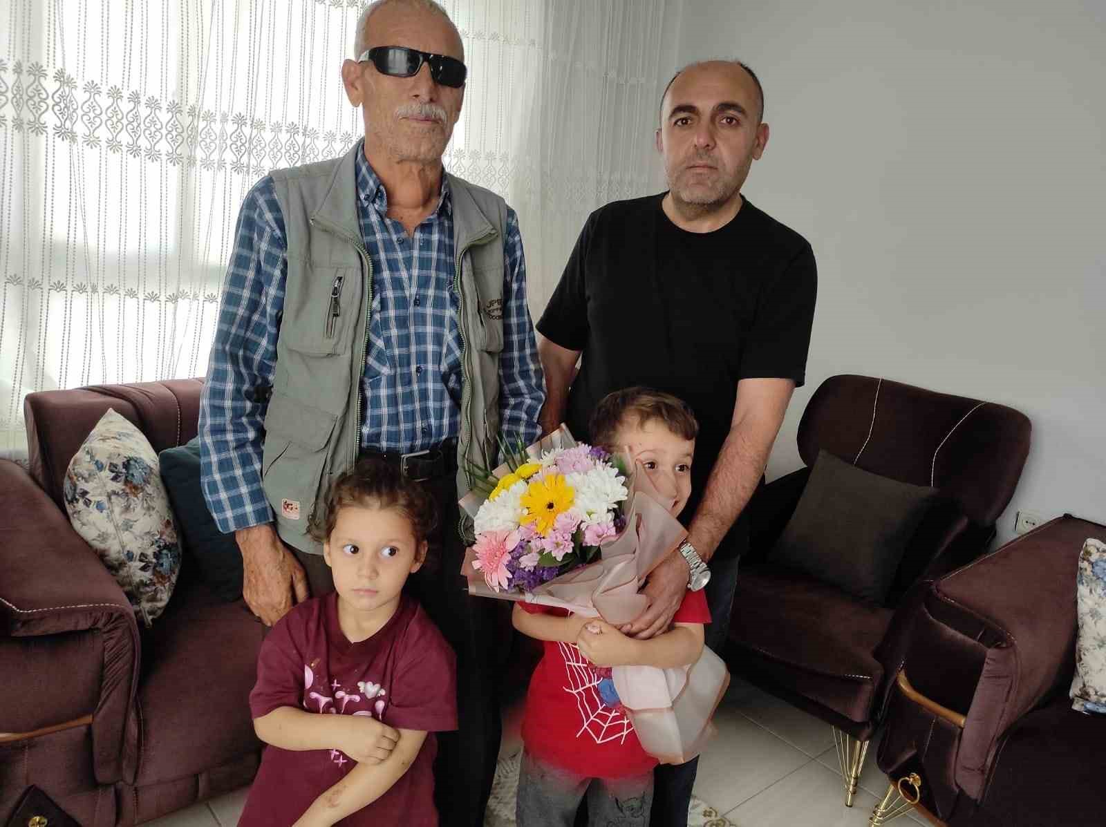 BATMAN’IN SASON İLÇESİNDE YAŞAYAN GAZİ SERVET ÇİFTÇİ, 32 YIL ÖNCE TERÖRLE MÜCADELE KAPSAMINDA KATILDIĞI OPERASYONDA MAYINA BASMASI SONUCU İKİ GÖZÜNÜ VE BİR BACAĞINI KAYBETMESİNE RAĞMEN HAYATA TUTUNMAYA DEVAM EDİYOR.