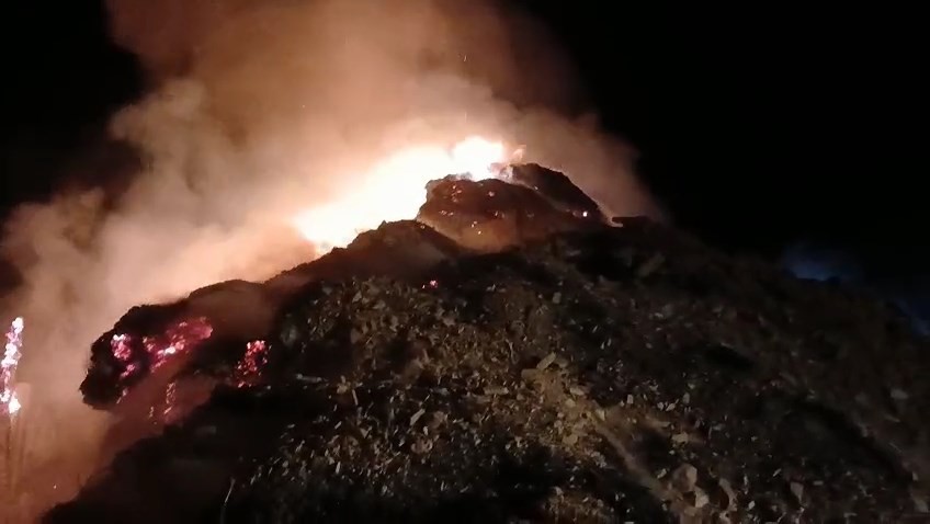 HAKKARİ’NİN IŞIKLAR KÖYÜNDE ÇIKAN YANGINDA YAKLAŞIK 5 BİN OT BALYASI YANARAK KULLANILAMAZ HALE GELDİ.