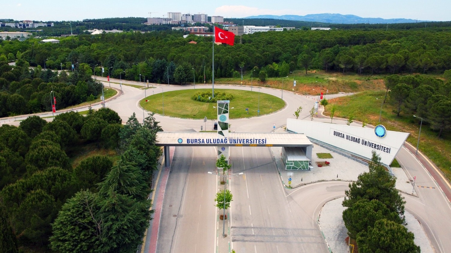 BURSA ULUDAĞ ÜNİVERSİTESİ (BUÜ), YÜKSEKÖĞRETİM KURULU (YÖK) BAŞKANLIĞI TARAFINDAN AÇIKLANAN 2026 YILI PERFORMANS DEĞERLENDİRME SONUÇLARINA GÖRE TÜRKİYE'NİN SEÇKİN "ARAŞTIRMA ÜNİVERSİTELERİ" LİGİNDEKİ YERİNİ BİR KEZ DAHA BAŞARIYLA KORUDU.