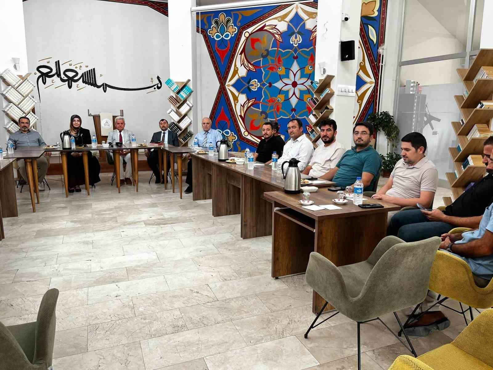 AFYONKARAHİSAR İL MÜFTÜLÜĞÜ DİYANET GENÇLİK MERKEZİ’NDE, YENİ EĞİTİM ÖĞRETİM DÖNEMİ ÖNCESİNDE ÖĞRENCİ YURTLARINDA YÜRÜTÜLECEK MANEVİ DANIŞMANLIK HİZMETLERİ VE GENÇLİK FAALİYETLERİNİN DEĞERLENDİRİLDİĞİ DÖNEM BAŞI İSTİŞARE TOPLANTISI GERÇEKLEŞTİRİLDİ.