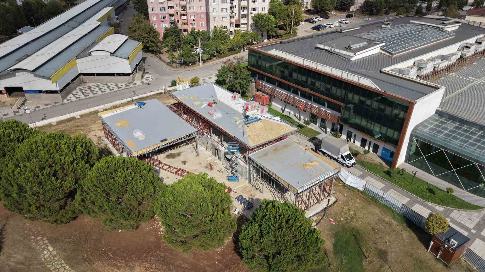 ÇAYIROVA BELEDİYESİ TARAFINDAN CUMHURİYET MAHALLESİ'NDE İNŞA EDİLEN VE 3 BİN 840 METREKARE ALANA SAHİP YENİ KİTAP KAHVE PROJESİNDE ÇALIŞMALAR HIZLA DEVAM EDİYOR.
