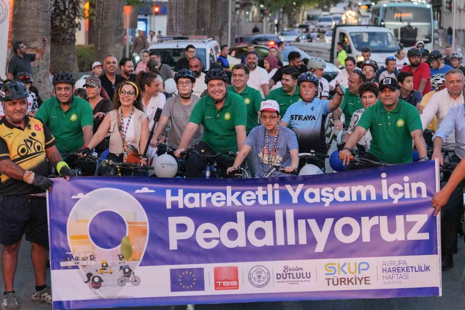 MANİSA BÜYÜKŞEHİR BELEDİYESİ, 16-22 EYLÜL AVRUPA HAREKETLİLİK HAFTASI KAPSAMINDA BİSİKLET TURU DÜZENLEDİ. MANİSA VALİLİĞİ ÖNÜNDEN BAŞLAYAN ETKİNLİKTE MANİSA BÜYÜKŞEHİR BELEDİYE BAŞKANI BESİM DUTLULU VE ÇOK SAYIDA VATANDAŞ, KENT MERKEZİNDE BİSİKLETLERİYLE PEDAL ÇEVİREREK, TEMİZ ÇEVRE VE SAĞLIKLI YAŞA