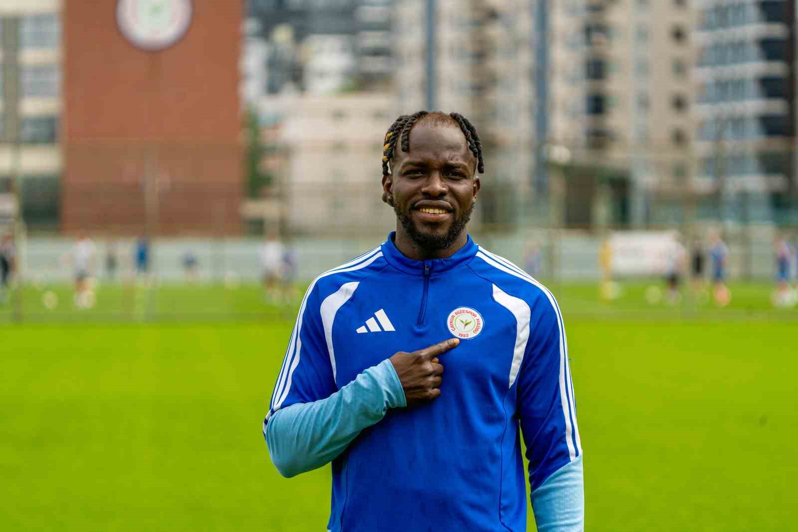 ÇAYKUR RİZESPOR'UN FORVETİ ALİ SOWE, ANA HEDEFLERİNİN TAKIMIN KAZANMASININ OLDUĞUNU BELİRTEREK, "DAHA FAZLA MAÇ KAZANMAK İSTİYORUZ, BEN DE DAHA FAZLA GOL ATMAK İSTİYORUM. FAZLA GOL ATMAMIZ DEMEK TAKIMIMIZIN KAZANMASI DEMEK" DEDİ.